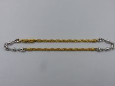 A TWO COLOUR GOLD ANKLE CHAIN, CONSISTING OF PLAIN POLISHED WHITE LINKS, ALTERNATING BETWEEN