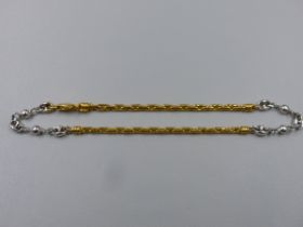 A TWO COLOUR GOLD ANKLE CHAIN, CONSISTING OF PLAIN POLISHED WHITE LINKS, ALTERNATING BETWEEN