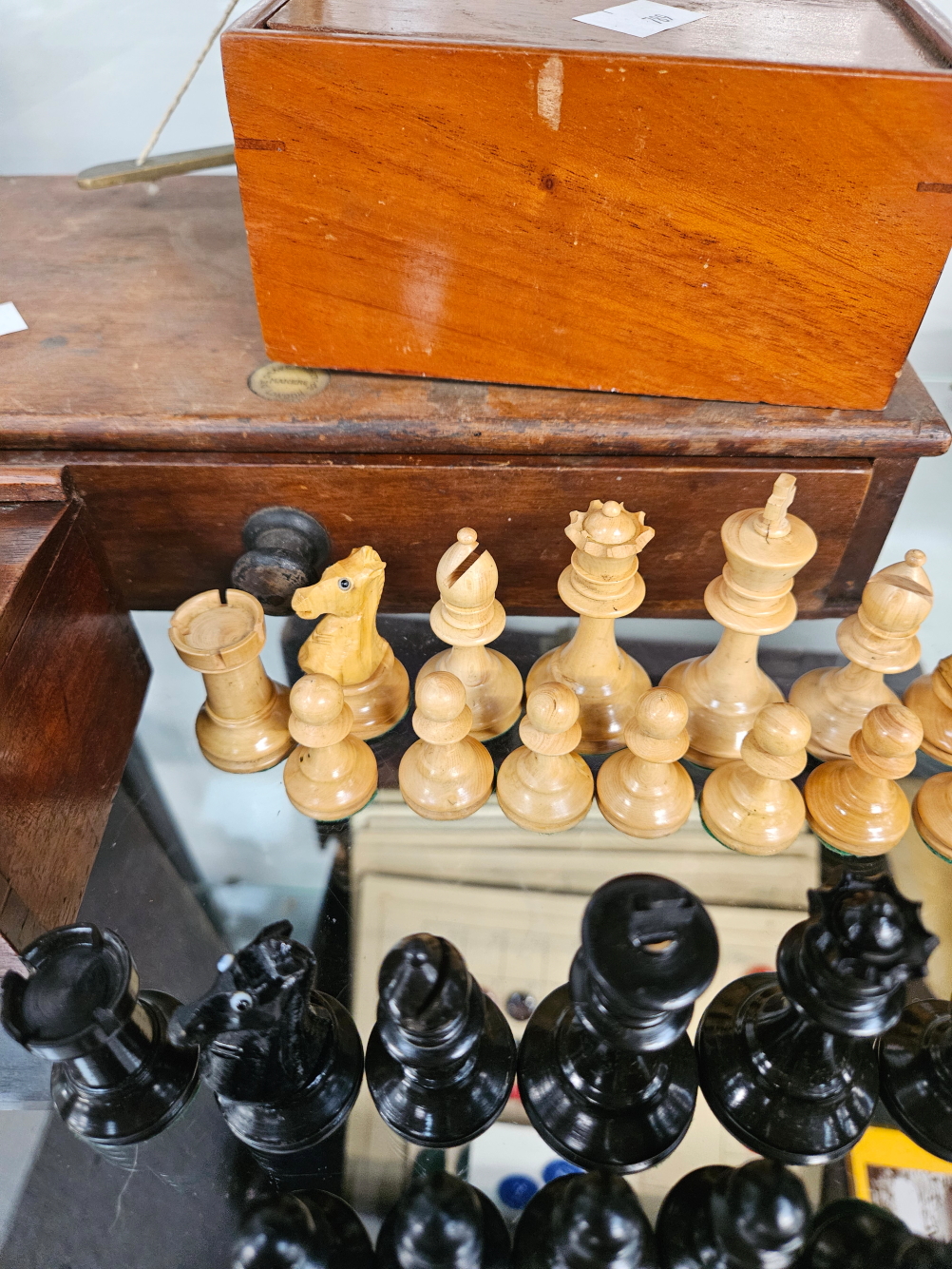 A BOXED WOODEN STAUNTON CHESS SET, BOXED DRAUGHTSMEN AND A SET OF SCALES - Image 9 of 9