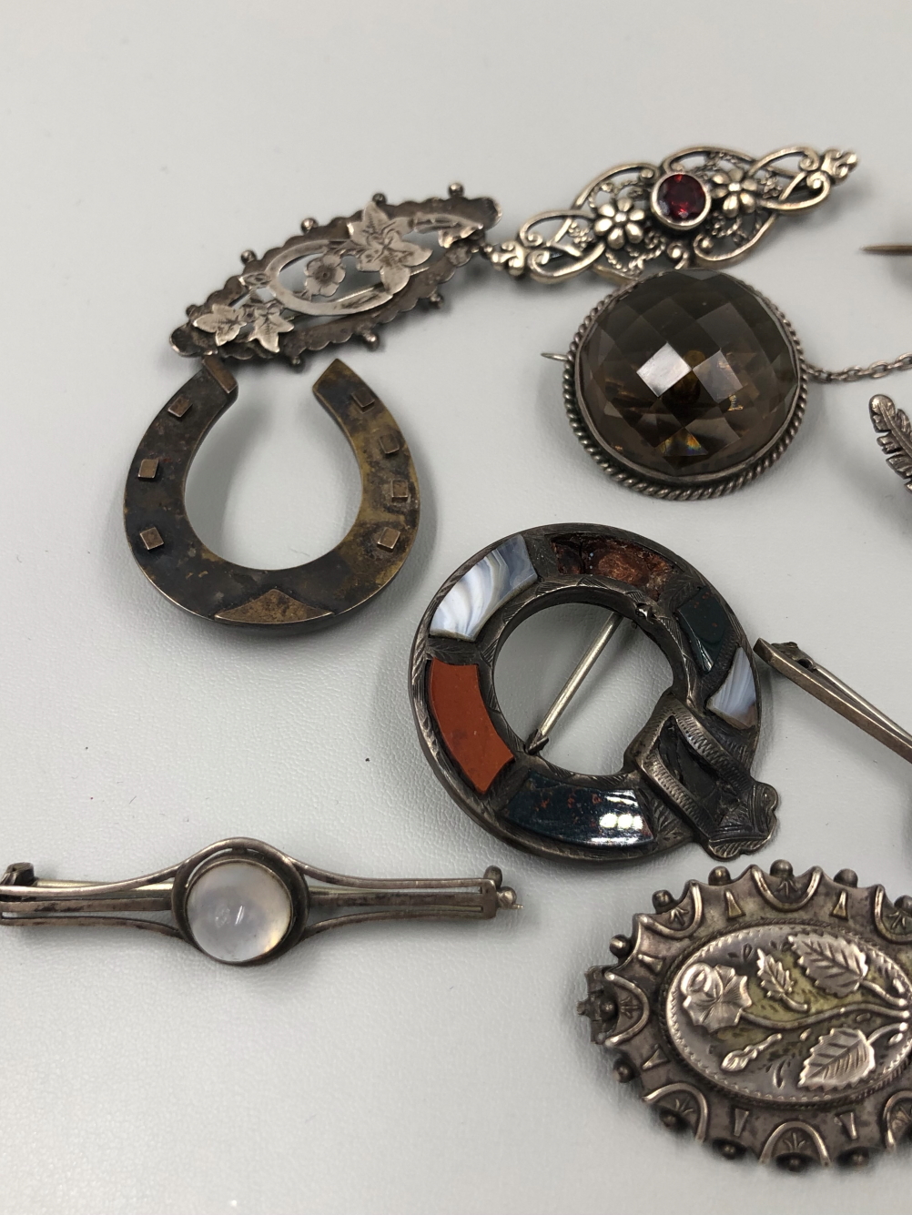 VINTAGE STERLING ADN CONTINENTAL SILVER ASSORTED BROOCHES. - Image 2 of 4