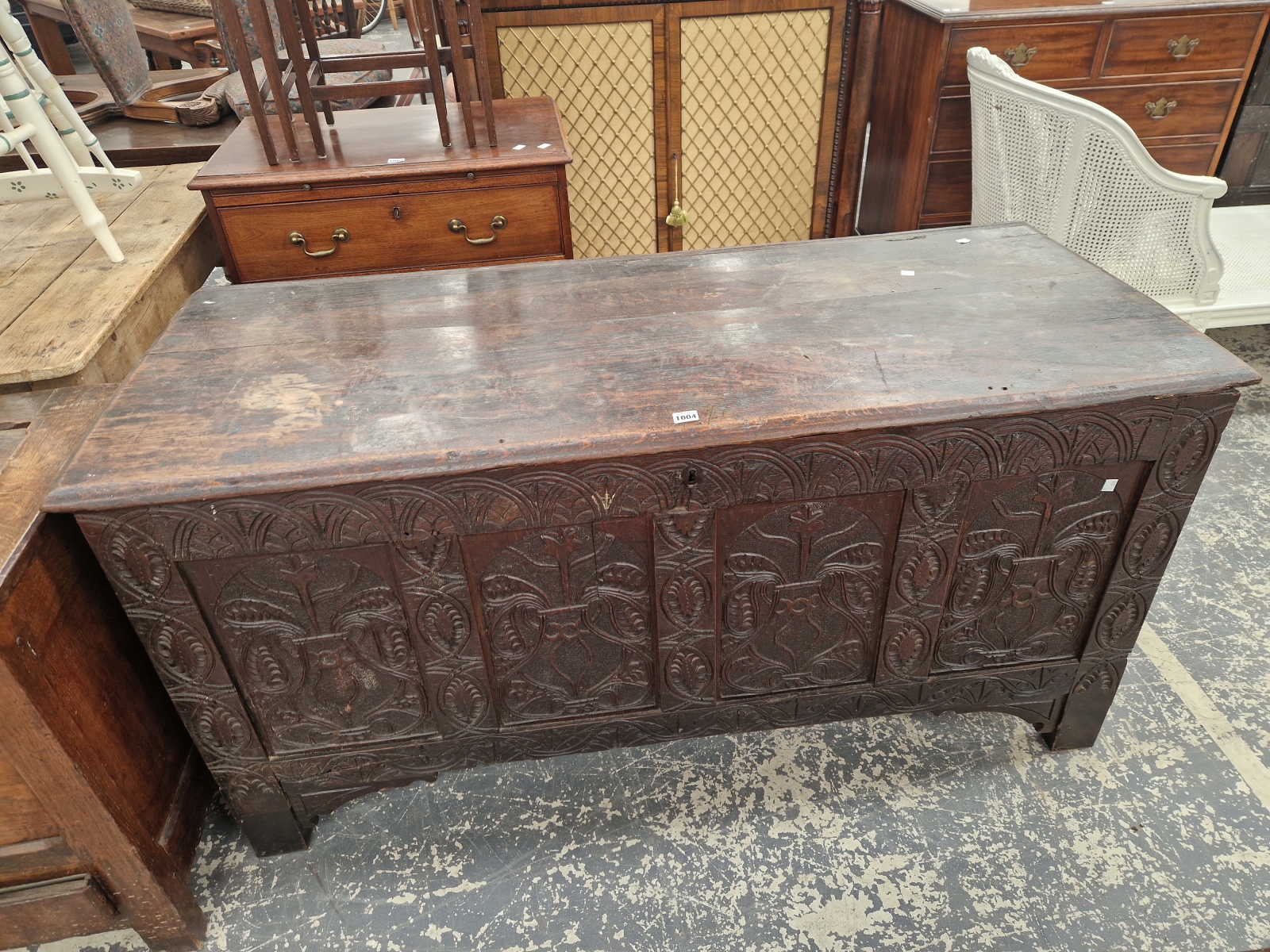 AN ANTIQUE OAK COFFER WITH THE FOUR PANELS TO THE FRONT CARVED WITH FOLIAGE.   W 149 x D 59 x H - Image 2 of 5