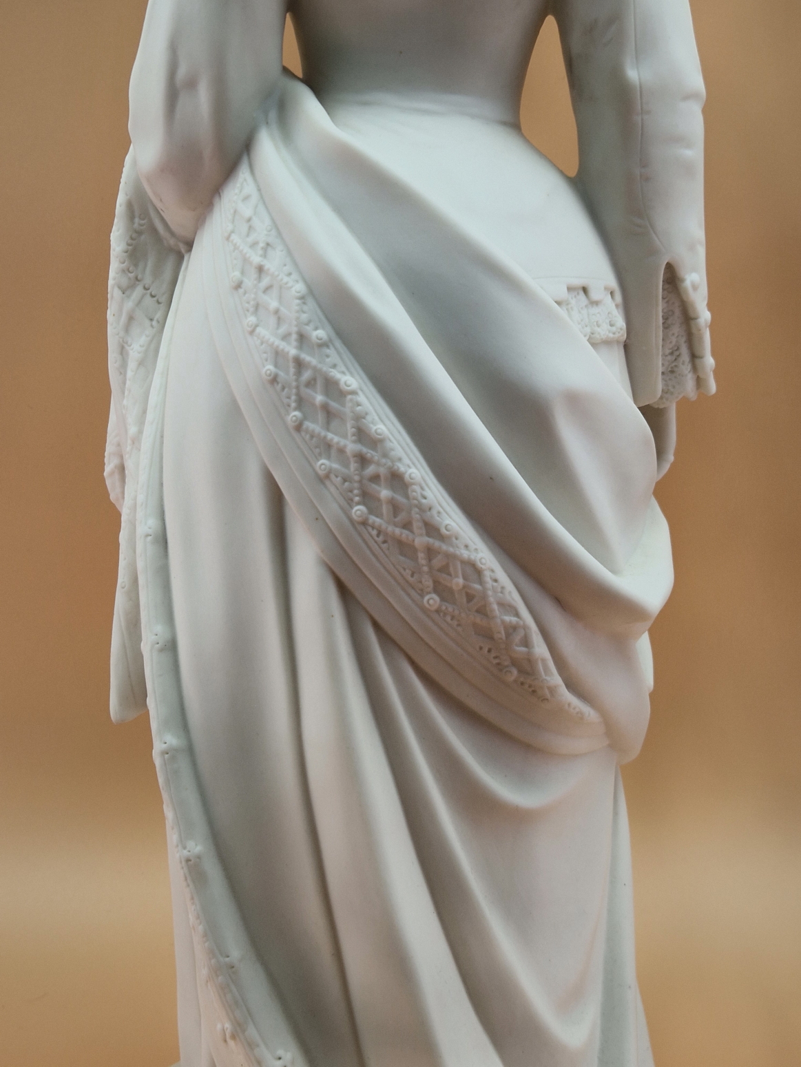 A MINTON PARIAN FIGURE OF A VICTORIAN LADY STANDING ON A CIRCULAR CARPET MOULDED BASE HOLDING UP A - Image 7 of 10