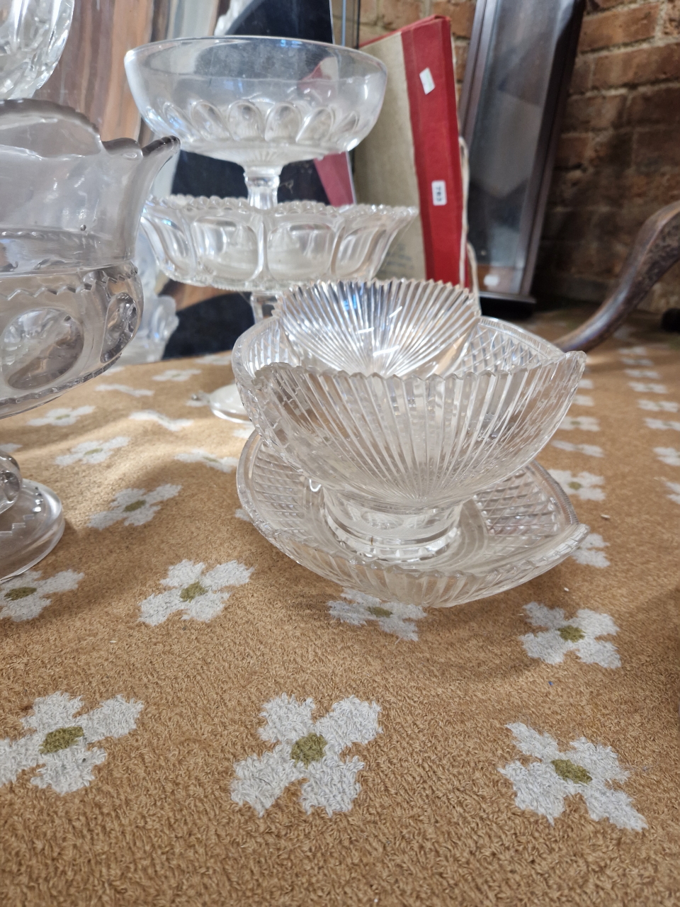 SIX CLEAR GLASS FOOTED BOWLS TOGETHER WITH A CUT GLASS OVAL BOWL AND STAND WITH FAN SHAPED HANDLES - Image 3 of 5