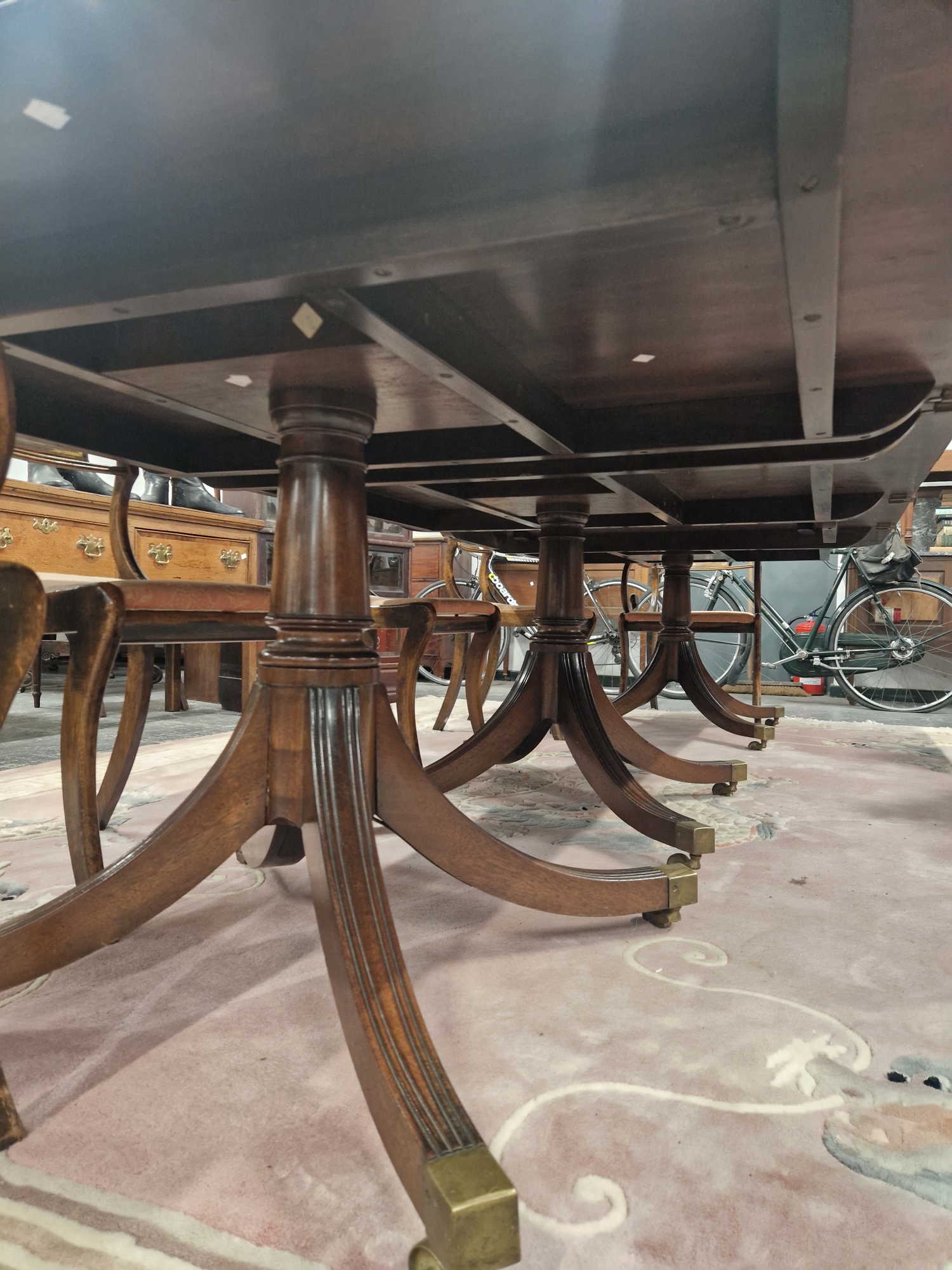 A GOOD QUALITY REGENCY STYLE MAHOGANY THREE PILLAR DINING TABLE WITH ONE LEAF, THE RECTANGULAR TOP - Image 3 of 8