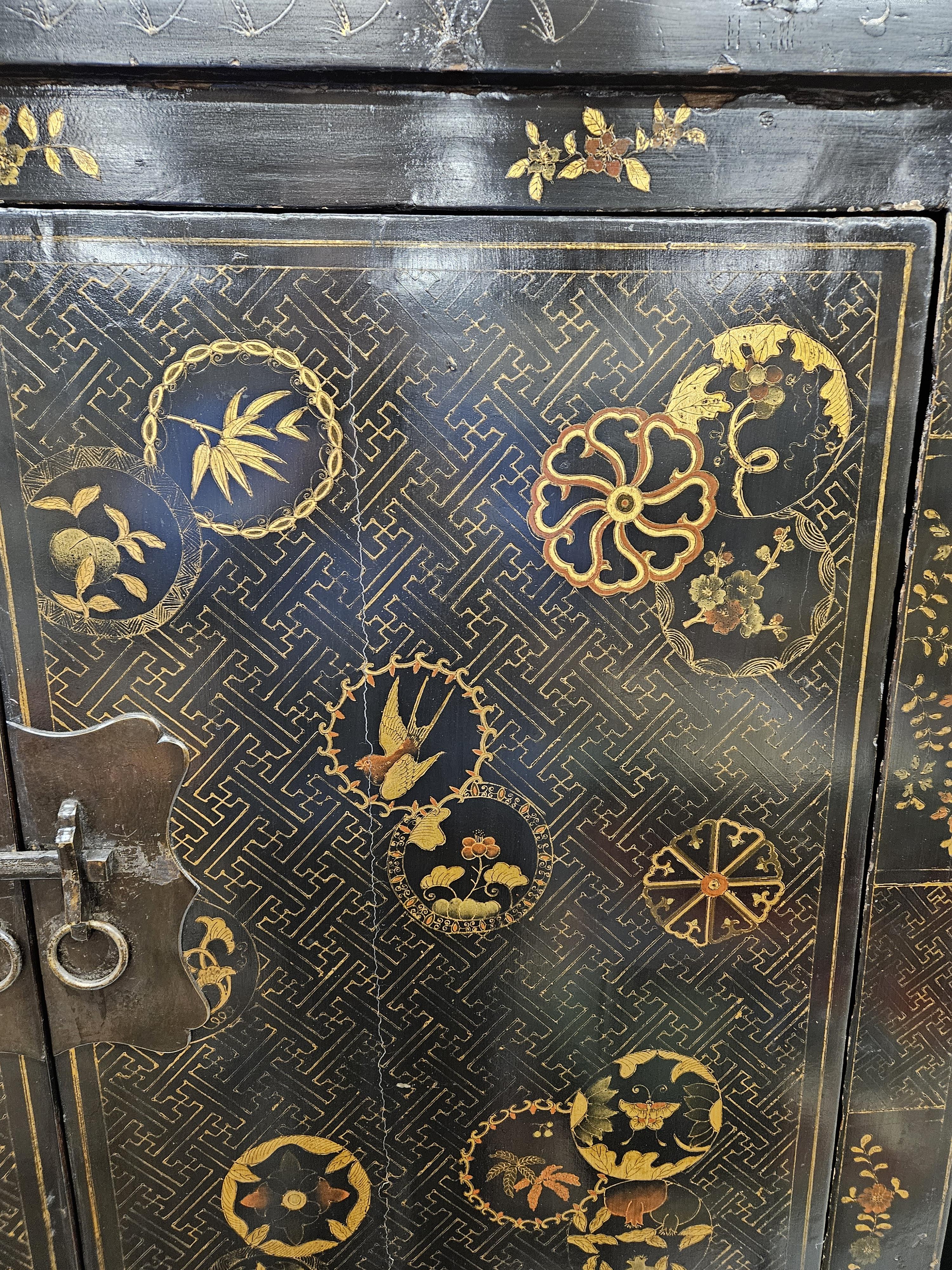 A PAIR OF CHINESE BLACK LACQUERED CABINETS, THE DOORS GILT WITH ROUNDELS ON A GEOMETRIC GROUND AND - Image 12 of 22