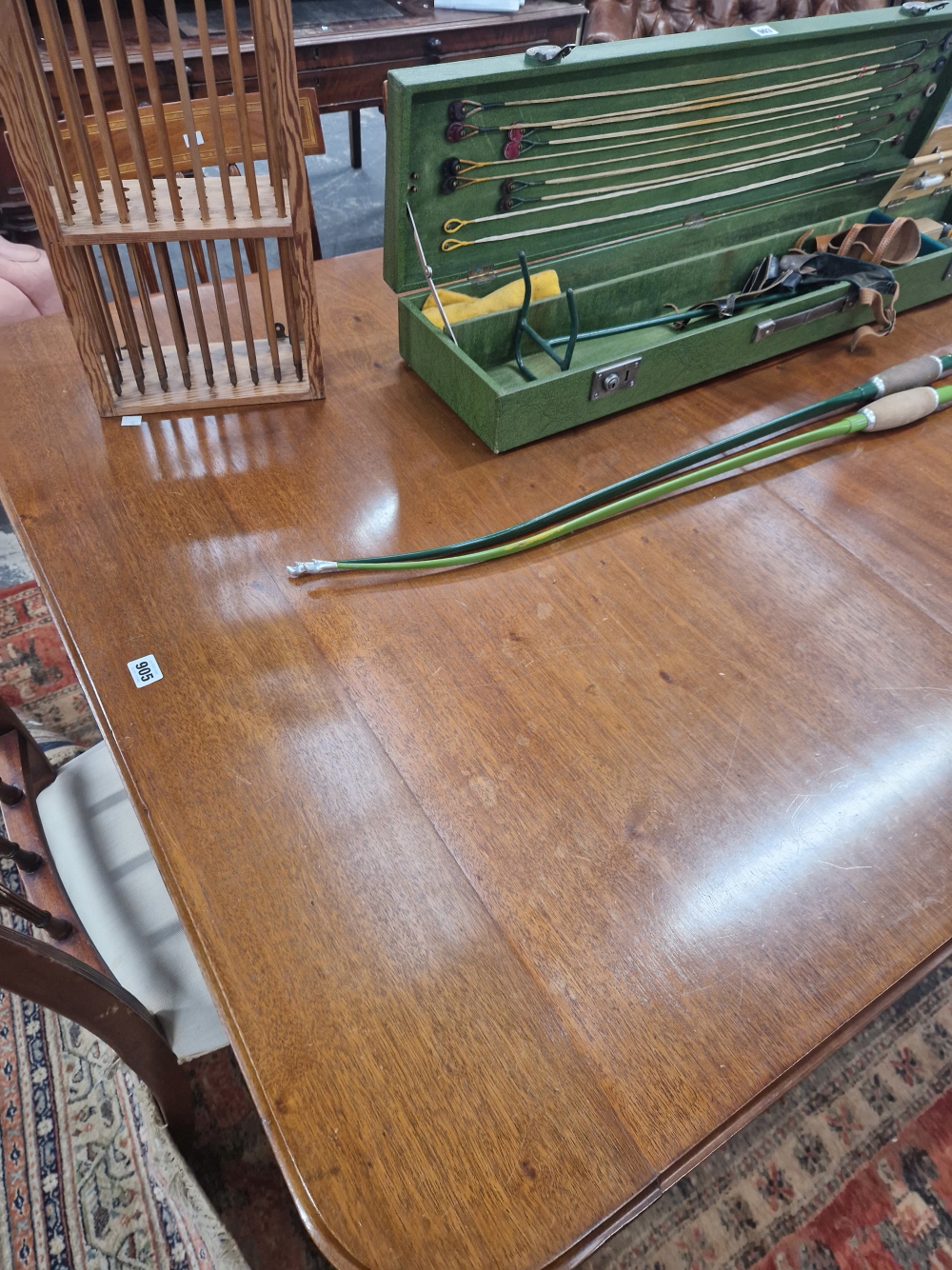 A LATE VICTORIAN MAHOGANY RECTANGULAR DINING TABLE WITH ONE LEAF, THE FOUR FLUTED CYLINDRICAL LEGS - Image 3 of 5