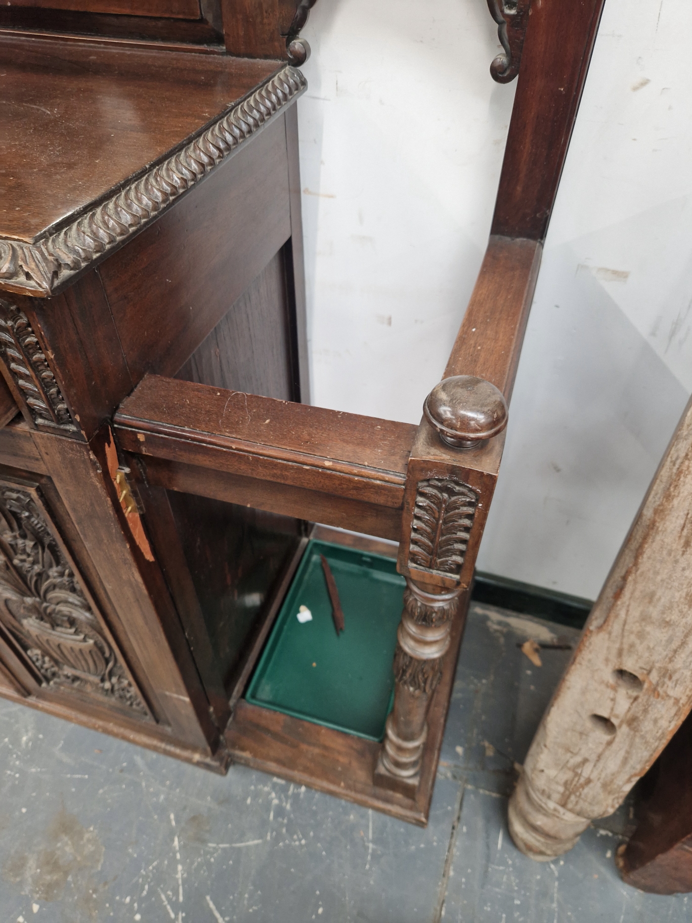 AN HALL STAND WITH BRASS COAT HOOKS EITHER SIDE OF THE MIRRORED BACK, A DRAWER ABOVE TWO DOORS - Image 4 of 8