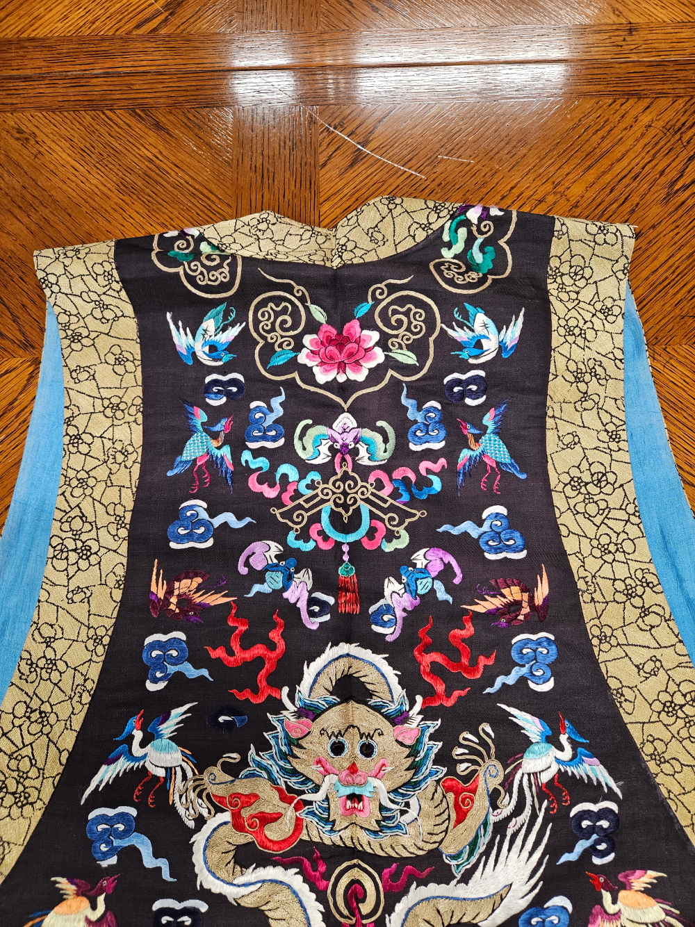 A CHINESE SILK TASSELLED WAIST COAT EMBROIDERED WITH DRAGONS AND PHOENIX AND EDGED WITH A PALE - Image 13 of 15