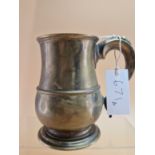 AN 18th C. BRASS PINT MUG, THE HANDLE TO THE BALUSTER SHAPE INCISED WITH INITIALS, PSEUDO HALL MARKS
