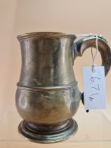 AN 18th C. BRASS PINT MUG, THE HANDLE TO THE BALUSTER SHAPE INCISED WITH INITIALS, PSEUDO HALL MARKS