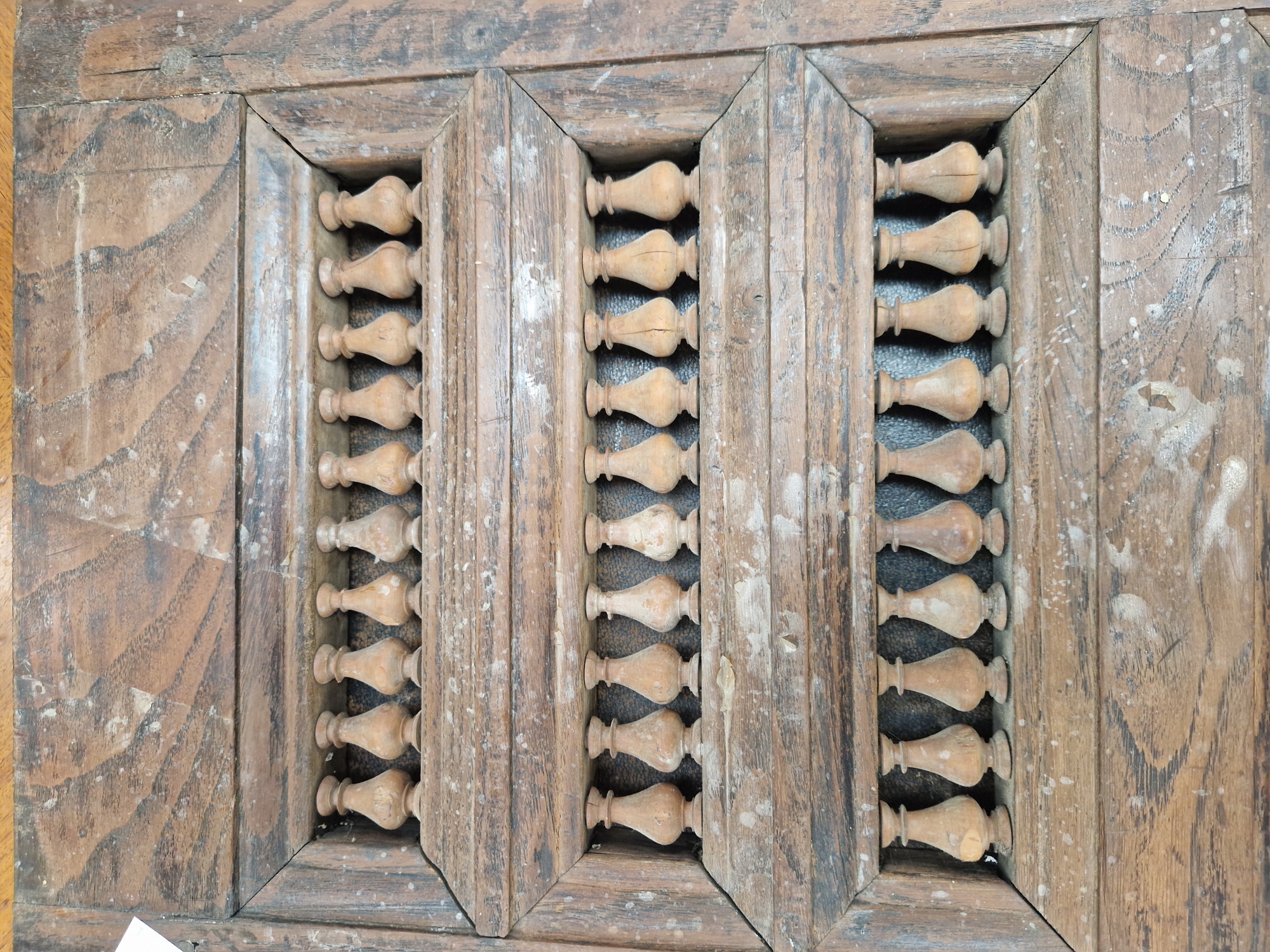 A LATE 19th/EARLY 20th C. FRENCH ROSEWOOD WRITING TABLE, THE LEATHER INSET TOP ABOVE FIVE BANDED - Image 8 of 9