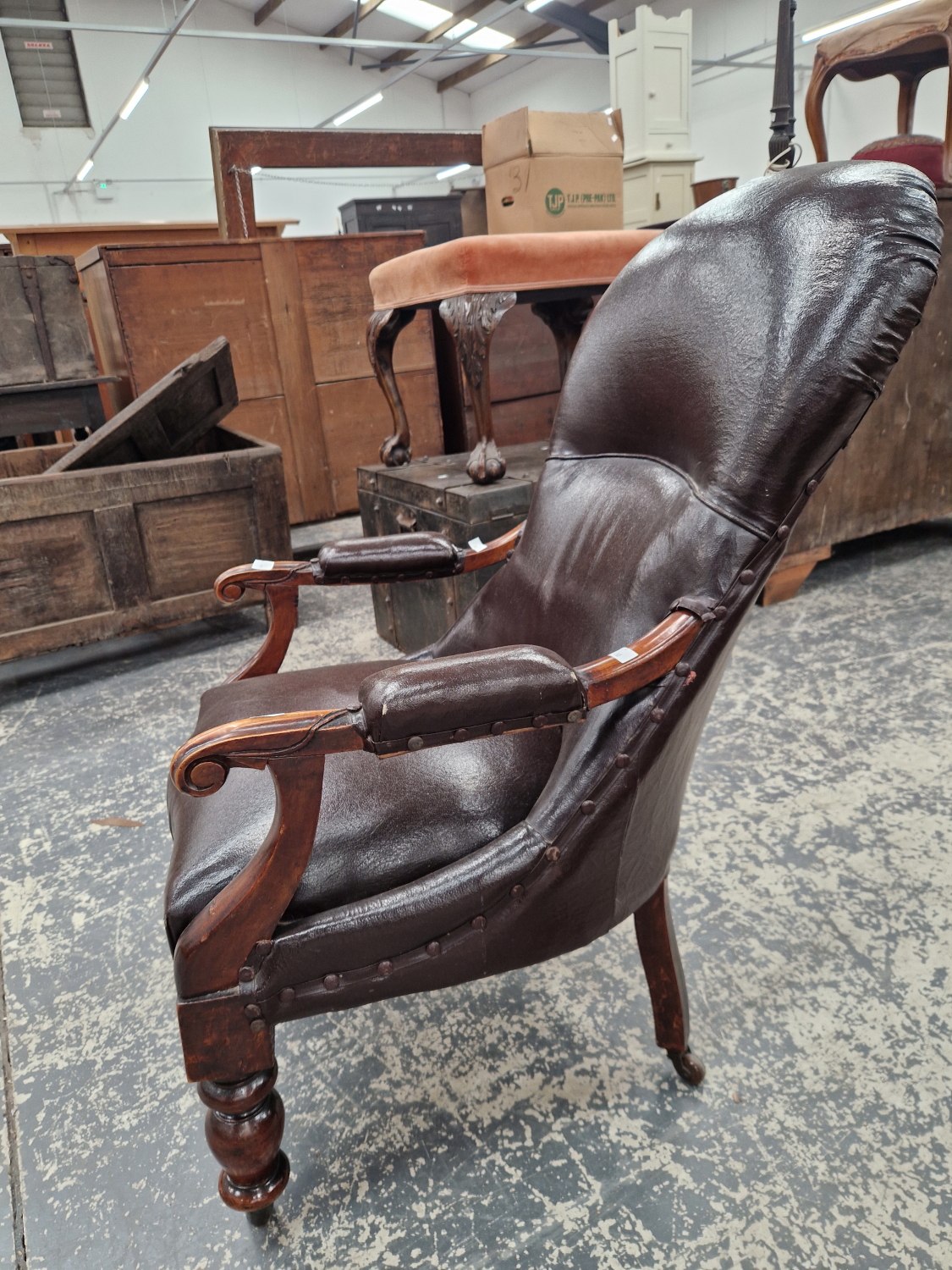 A VICTORIAN MAHOGANY ARMCHAIR UPHOLSTERED IN BROWN, THE BOBBIN TURNED FRONT LEGS ON CASTER FEET - Image 3 of 5