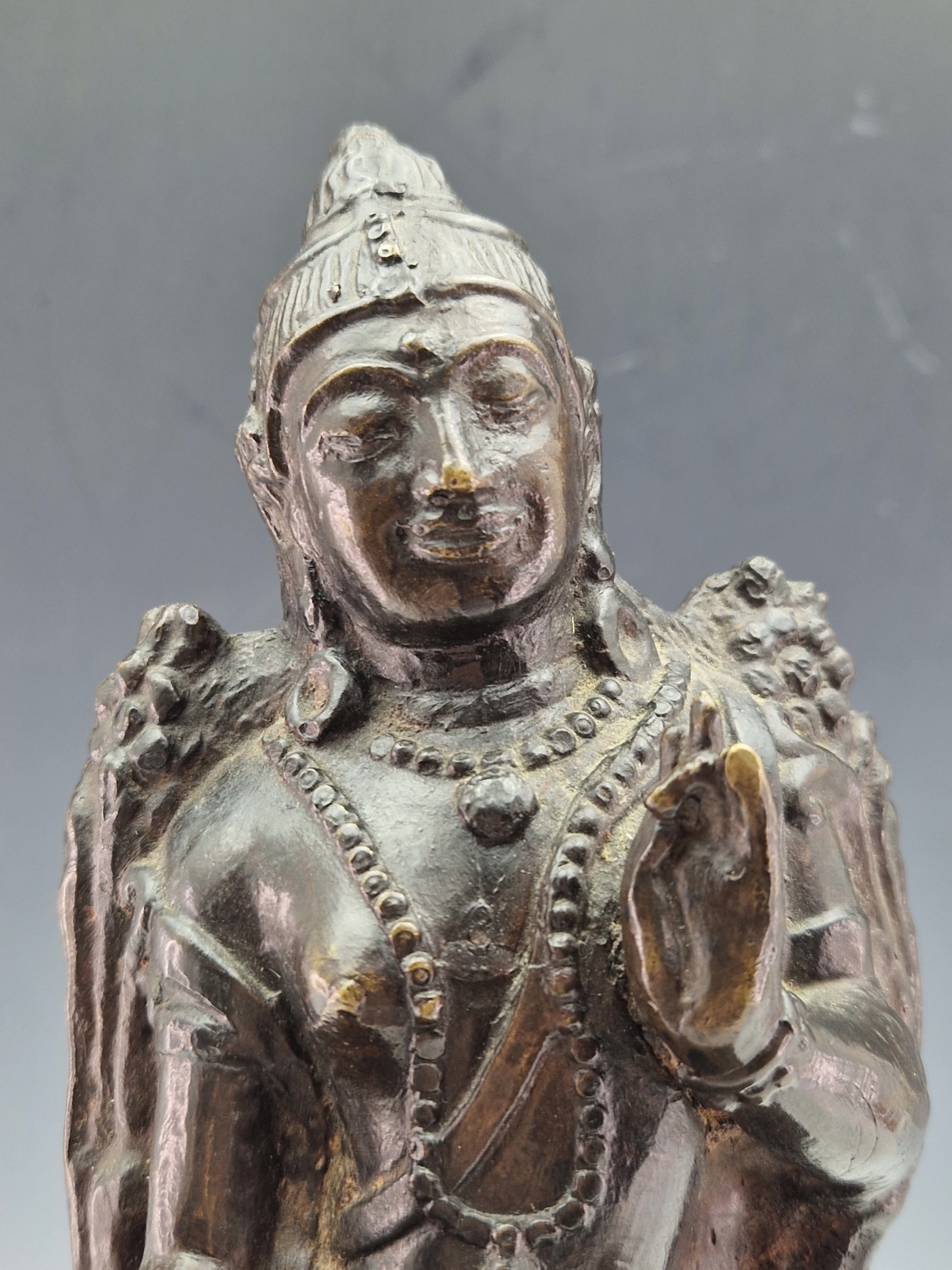 A BRONZE FIGURE IN DHYANASANA, POSSIBLY LORD VISHNU, SEATED WITH HIS RIGHT FOOT RESTING ON THE - Image 3 of 6