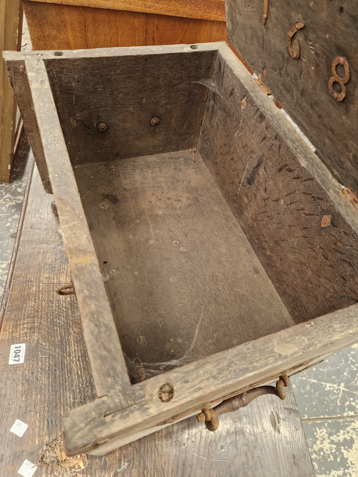 AN IRON BOUND TWO HANDLED OAK STRONG BOX BEARING THE DATE 1689 INSIDE THE HINGED LID - Image 6 of 7