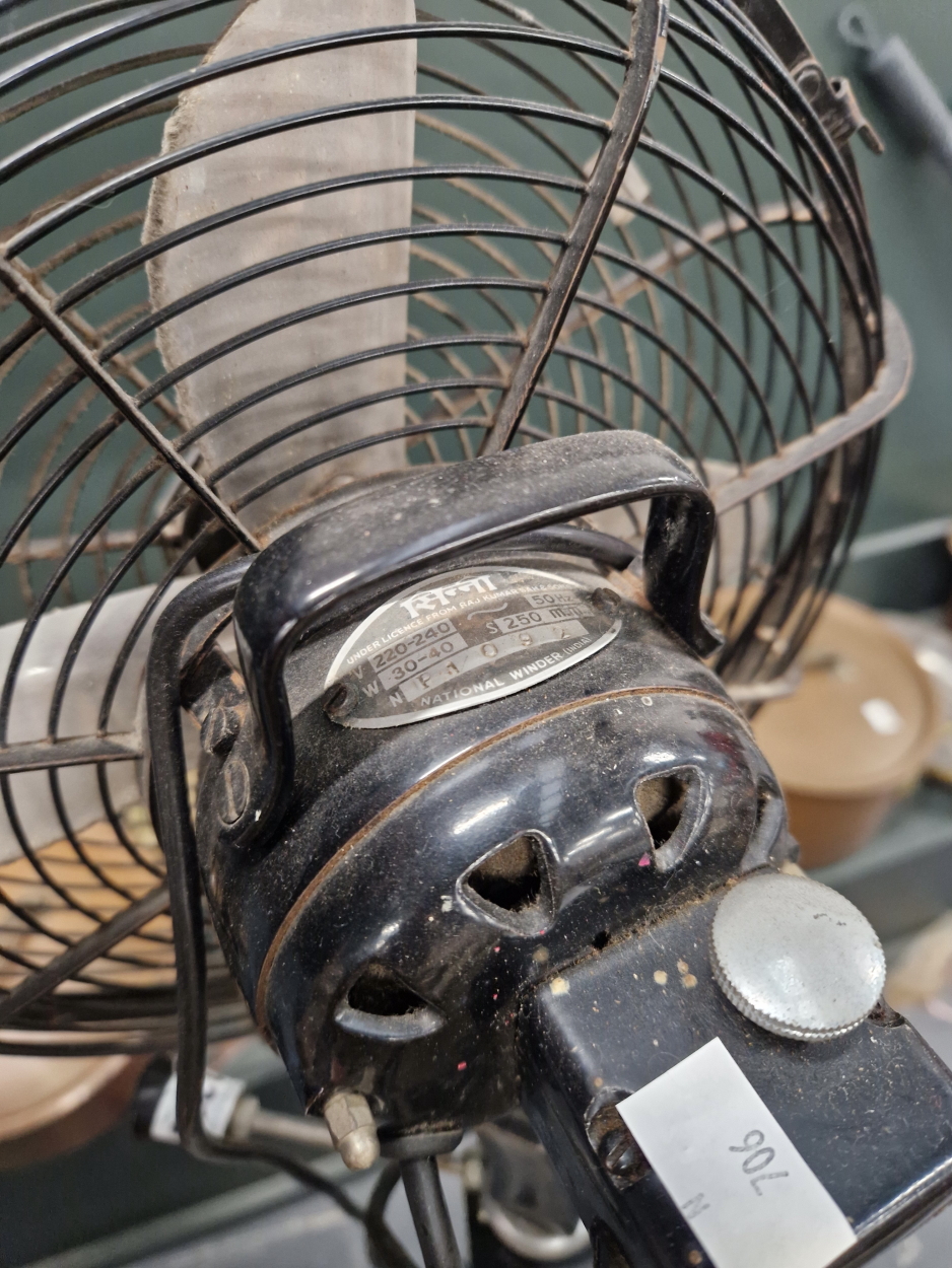 A VINTAGE FLOOR STANDING ELECTRIC FAN. - Image 5 of 5