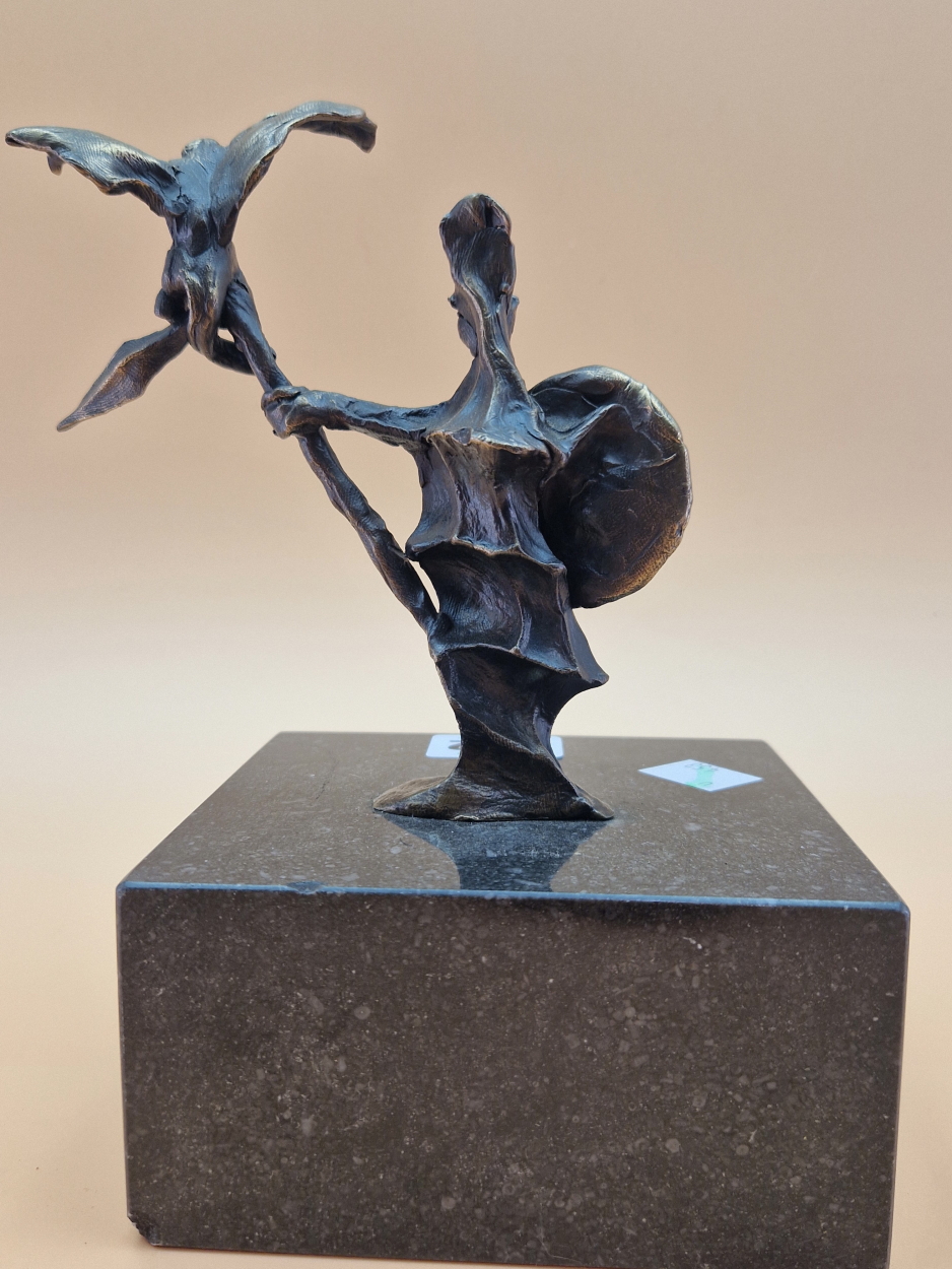FELIPE GONZALEZ, A CONTEMPORARY BRONZE SCULPTURE OF A MAN BEARING A SHIELD AND A BENT SPEAR - Image 3 of 3