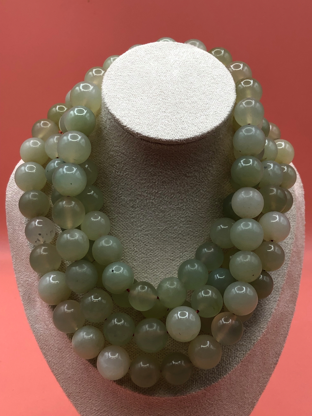 AN GREEN HARDSTONE EASTERN ROW OF CONTINUIOUS BEADS AND A SIMILAR BANGLE. BEAD LENGTH 161cms. - Image 2 of 4