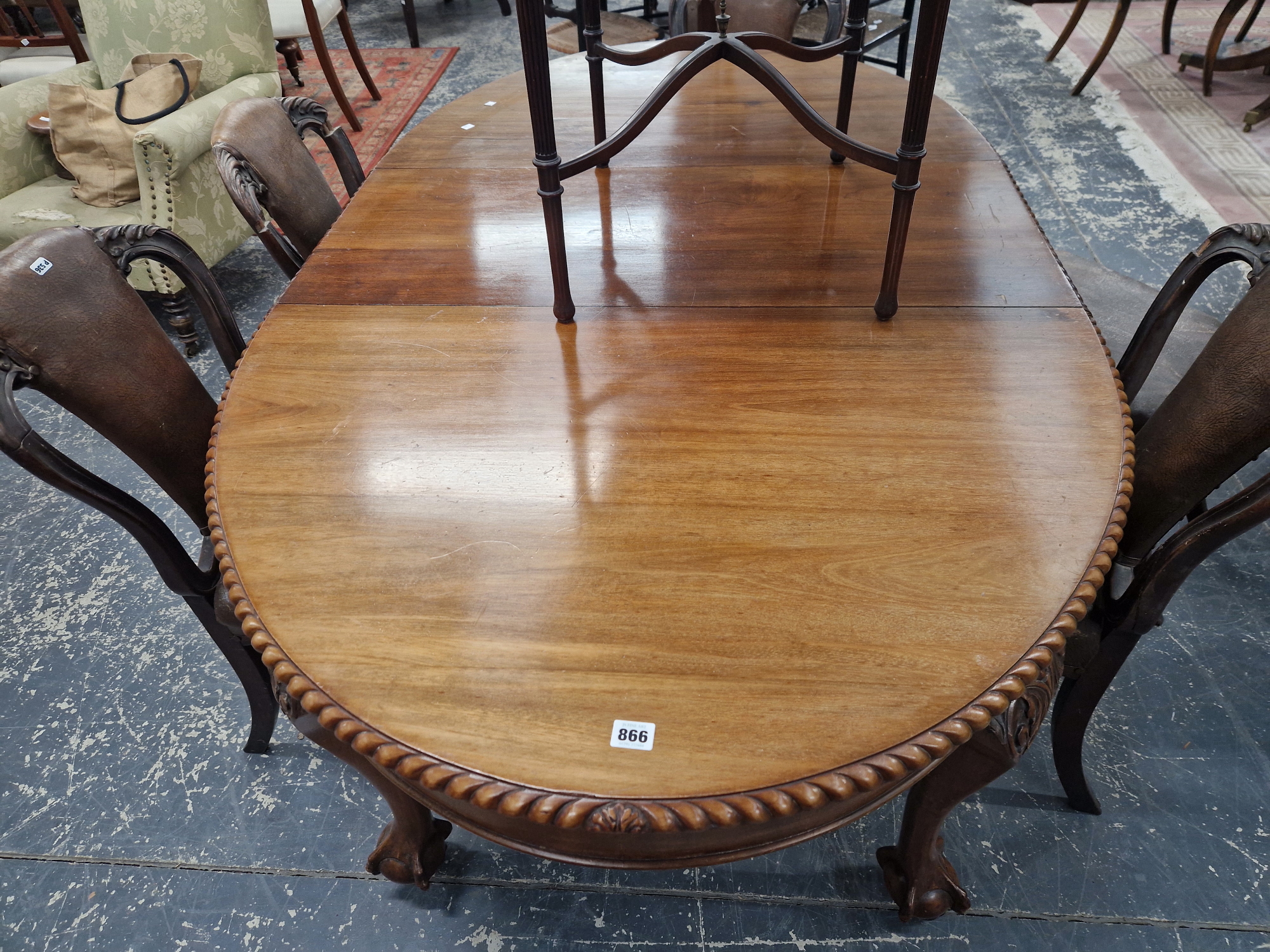 A MAHOGANY WIND OUT OVAL DINING TABLE WITH ONE LEAF, THE GADROONED EDGED TOP ON FOUR CABRIOLE LEGS - Image 3 of 4