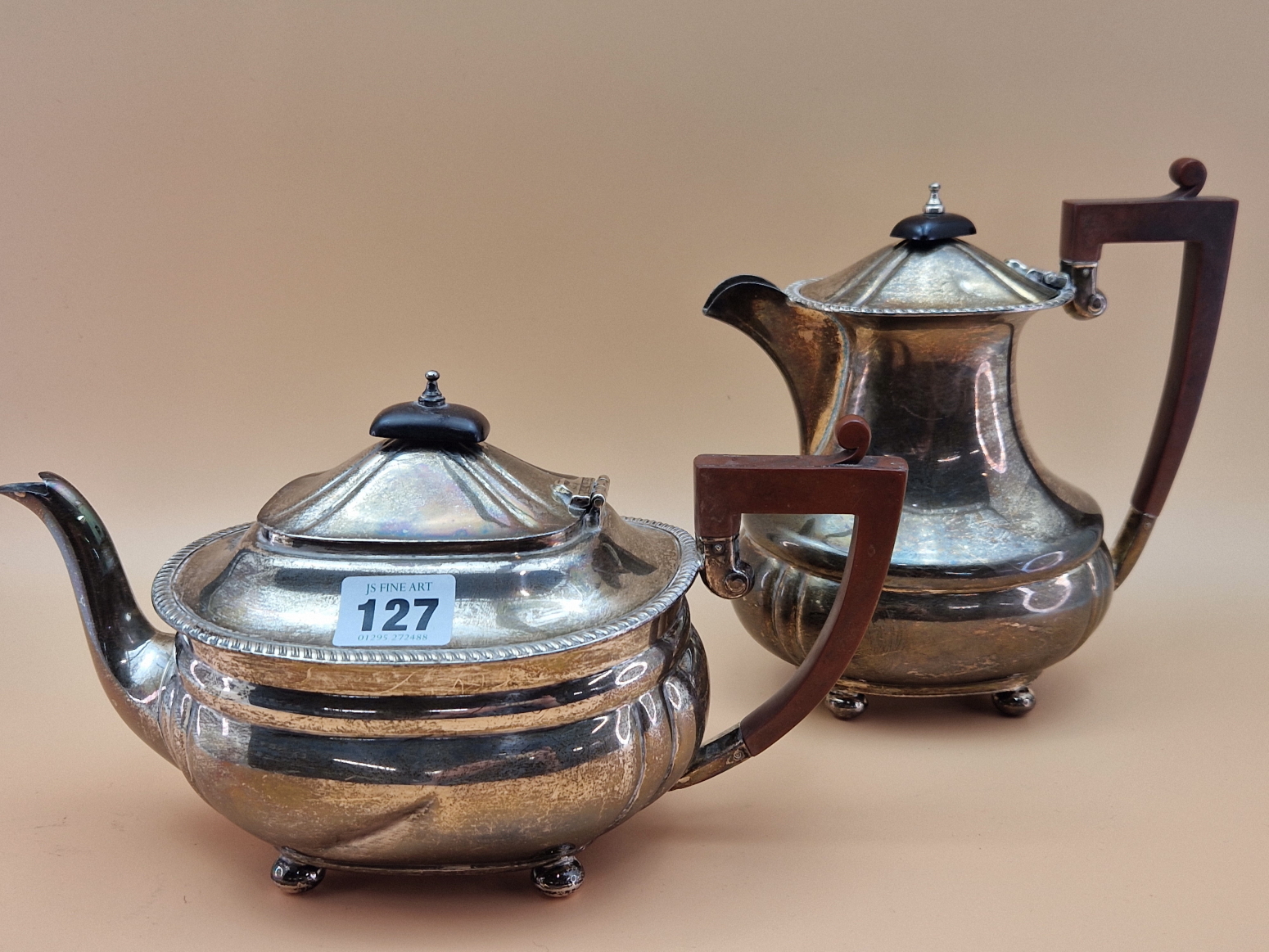 A SILVER COFFEE POT AND MATCHING TEA POT BY ELKINGTONS, BIRMINGHAM 1967, BOTH WITH GADROONED RIMS - Image 2 of 3