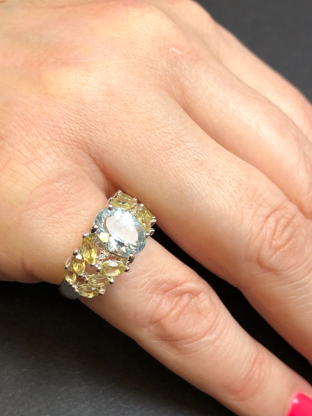 A 9ct HALLMARKED WHITE GOLD AQUAMARINE, PERIDOT AND DIAMOND CONTEMPORARY RING. FINGER SIZE L. WEIGHT - Image 7 of 7