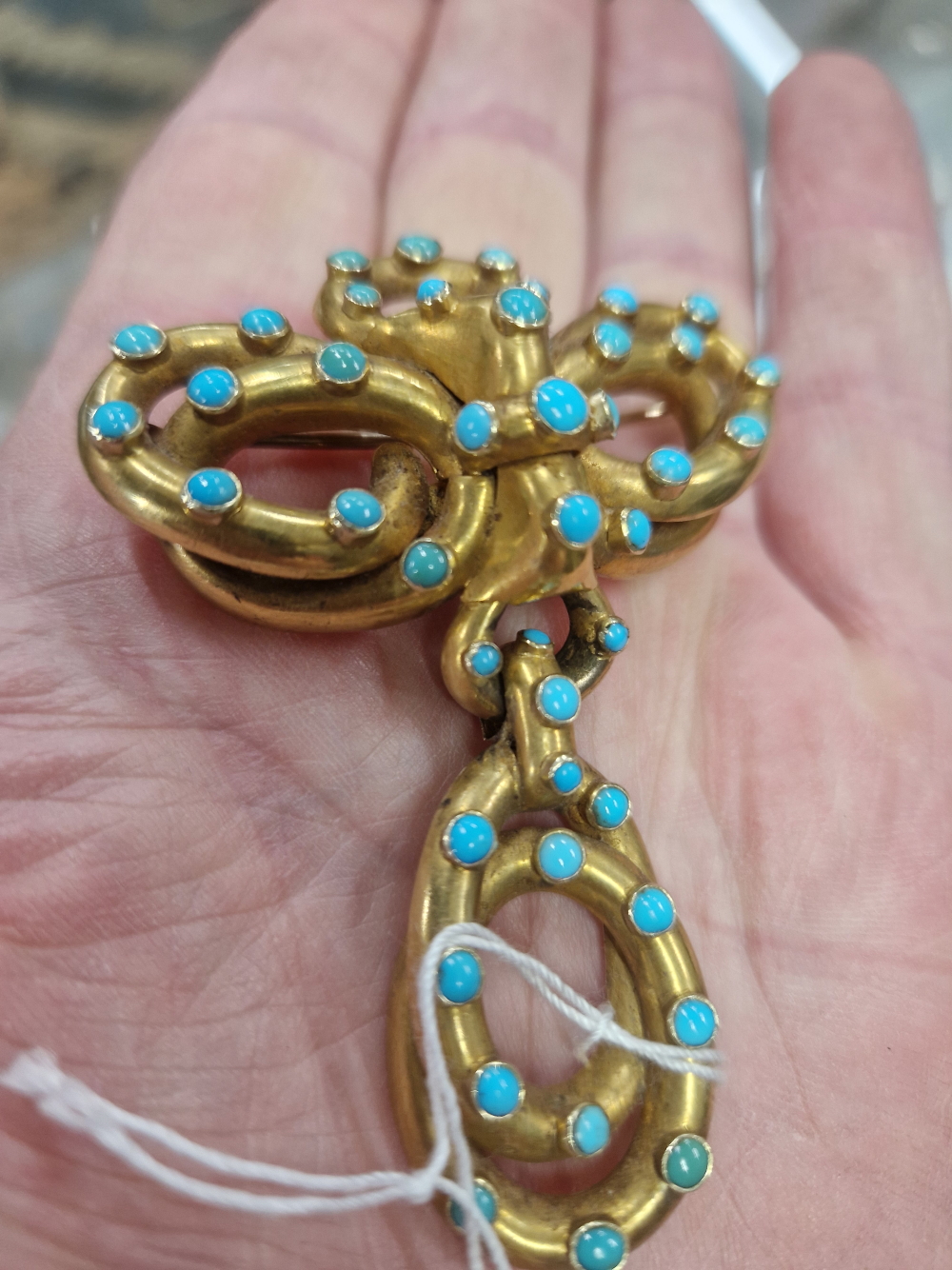 A VICTORIAN TURQUOISE SET LOVERS KNOT BROOCH WITH SERPENTINE STYLE ARTICULATED DROP AND MEMORIAL - Image 9 of 17