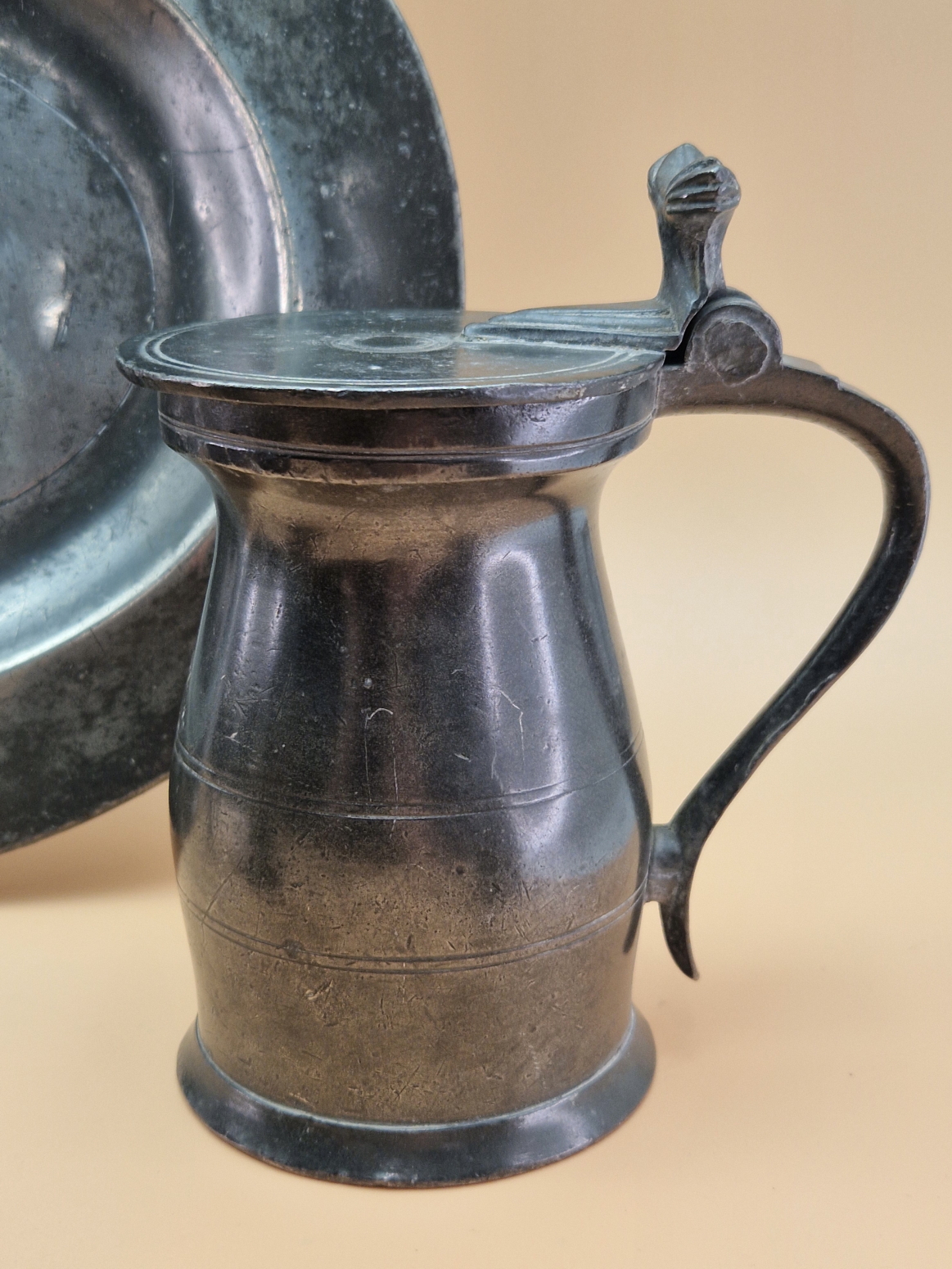 PEWTER: TWO OVAL DISHES, A BRAZIER, A CASTER, TWO SPIRIT MEASURES, A LIDDED PINT MUG AND A HALF PINT - Image 3 of 8