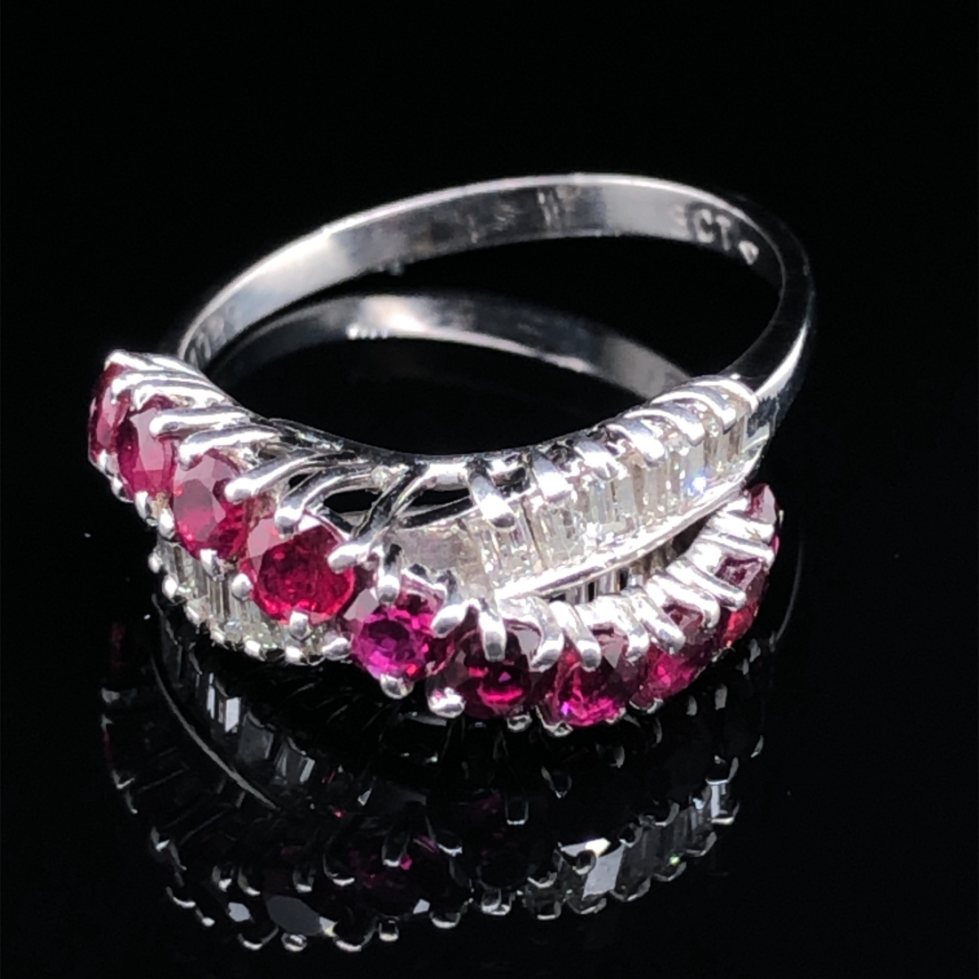 A MID 20th CENTURY RUBY AND DIAMOND RING. THE RING DESIGNED AS CROSS OVER RING, WITH A RAISED RUBY - Image 5 of 10