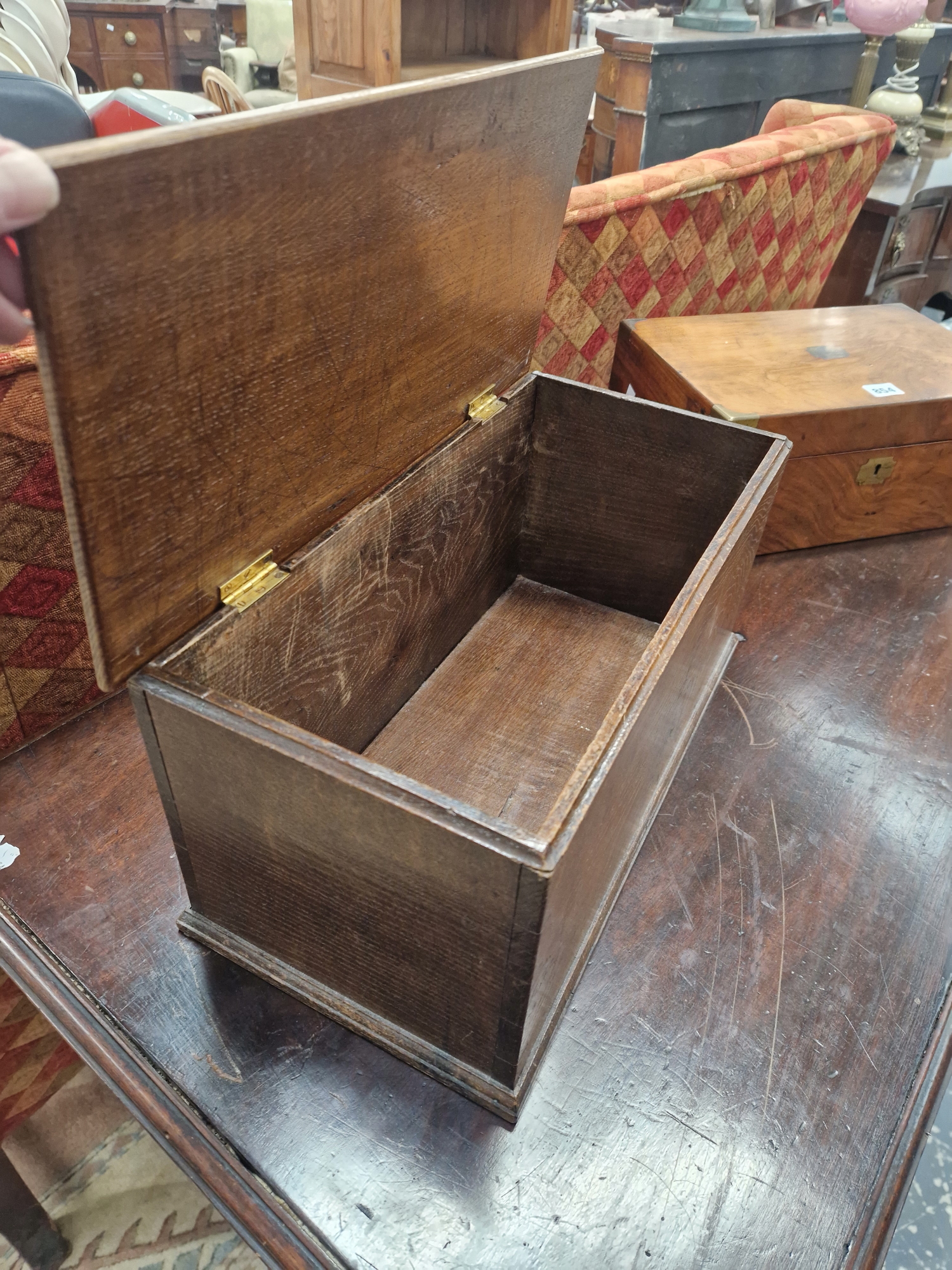 A BRASS CORNERED WALNUT WRITING SLOPE TOGETHER WITH AN OAK BOX - Image 5 of 5