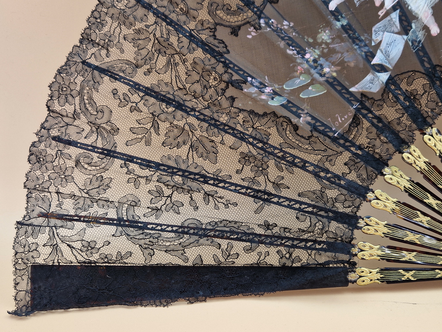 A BOXED BLACK LACE FAN, THE LEAF PAINTED WITH TWO AMORINI PLAYING TO A SEATED LADY, THE GUARD STICKS - Image 6 of 10