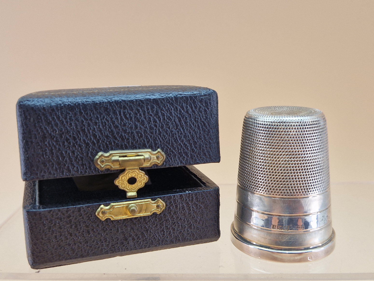 A CASED SILVER THIMBLE SHAPED MEASURE, BIRMINGHAM 1973, THE RIM INSCRIBED JUST A THIMBLEFUL,