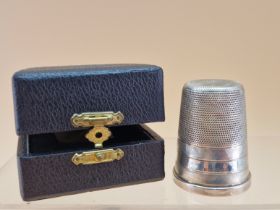A CASED SILVER THIMBLE SHAPED MEASURE, BIRMINGHAM 1973, THE RIM INSCRIBED JUST A THIMBLEFUL,