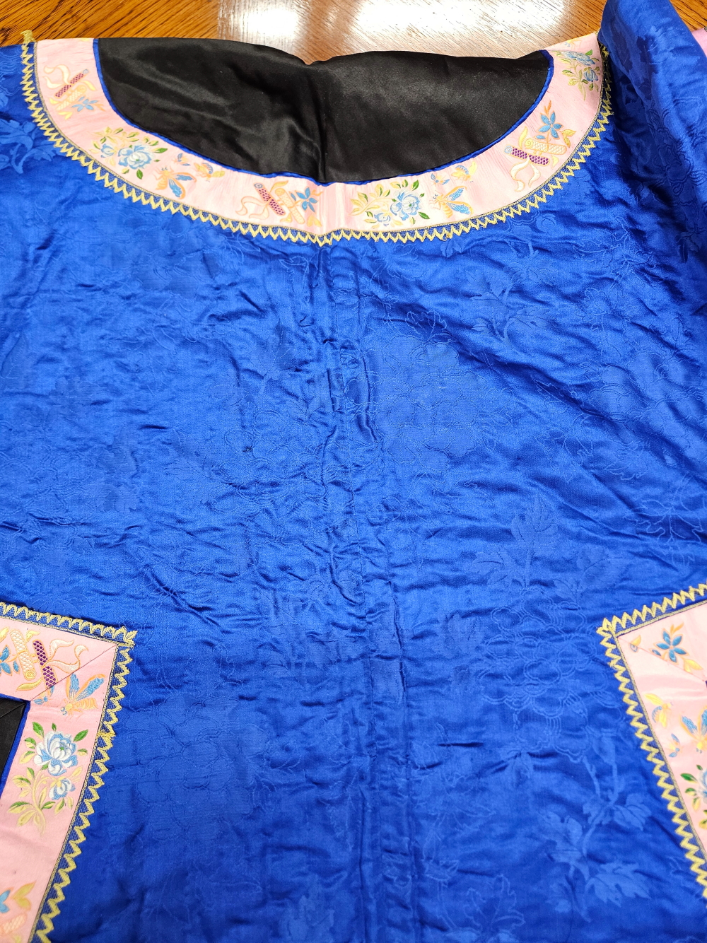 A CHINESE QUILTED DEEP BLUE AND BLACK SILK JACKET EDGED WITH A PINK GROUND FLORAL BAND - Image 24 of 27
