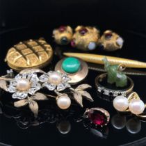A COLLECTION OF ANTIQUE AND LATER JEWELLERY TO INCLUDE A HEAVY GILDED LOCKET, A HARDSTONE SET