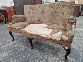 AN ANTIQUE EARLY GEORGIAN STYLE HALL SETTEE ON SHAPED CABRIOLE LEGS.