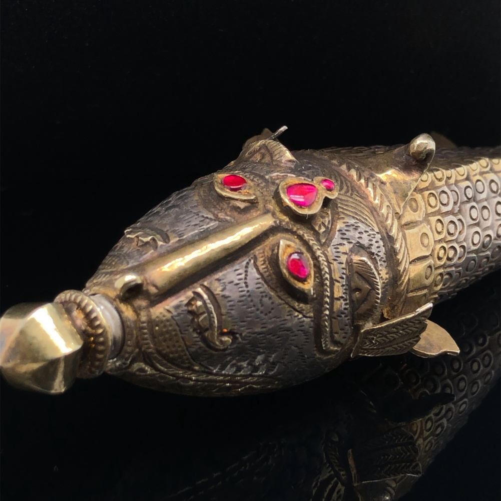 A 19th CENTURY EASTERN GILDED SILVER ARTICULATED FISH FORM POWDER FLASK. THE ANTHROPOMORPHISED - Bild 8 aus 10