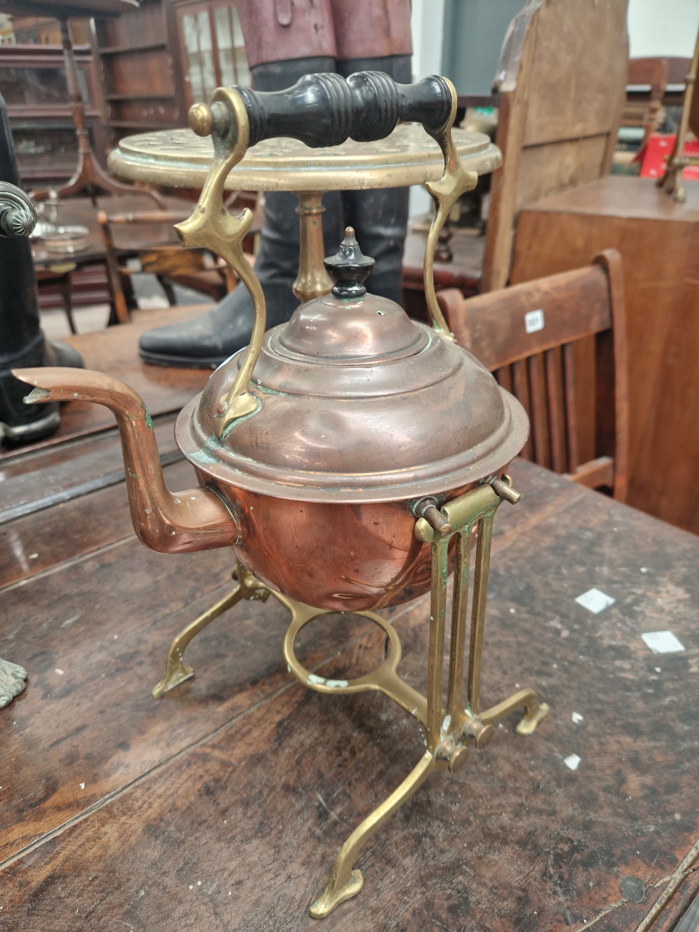 A COPPER EPERGNE, THREE BRASS TRIVETS, A COPPER KETTLE AND ANOTHER ON A BRASS STAND - Image 5 of 6