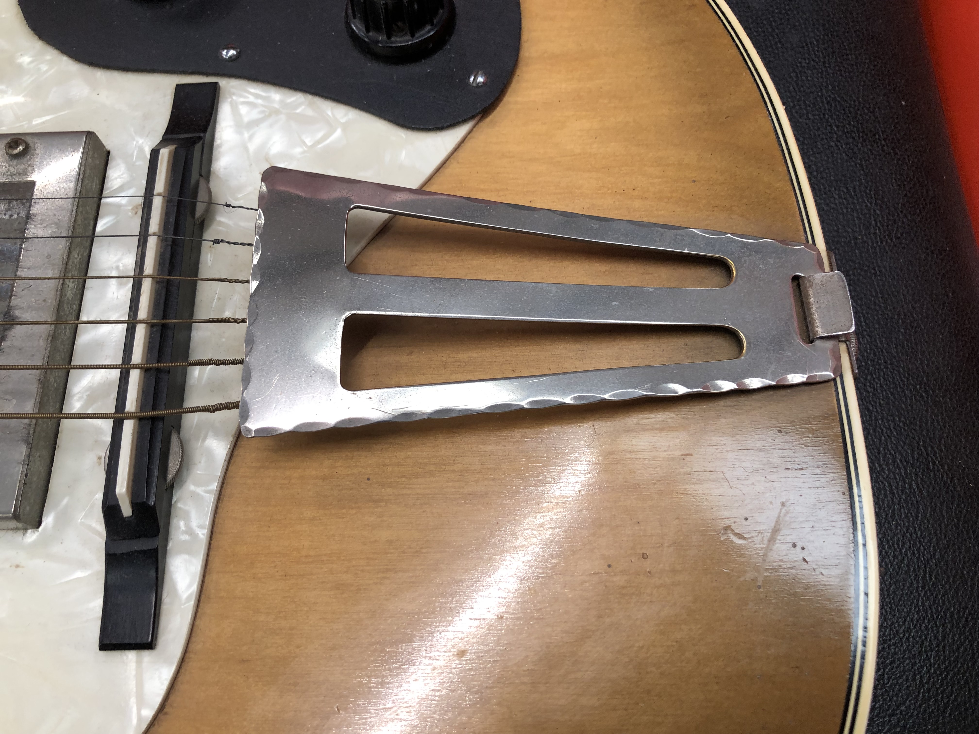 A RARE MARTIN COLETTI ELECTRIC GUITAR, PROBABLE 1950s MODEL, MOTHER OF PEARL SCRATCH PLATE, MADE - Image 5 of 14