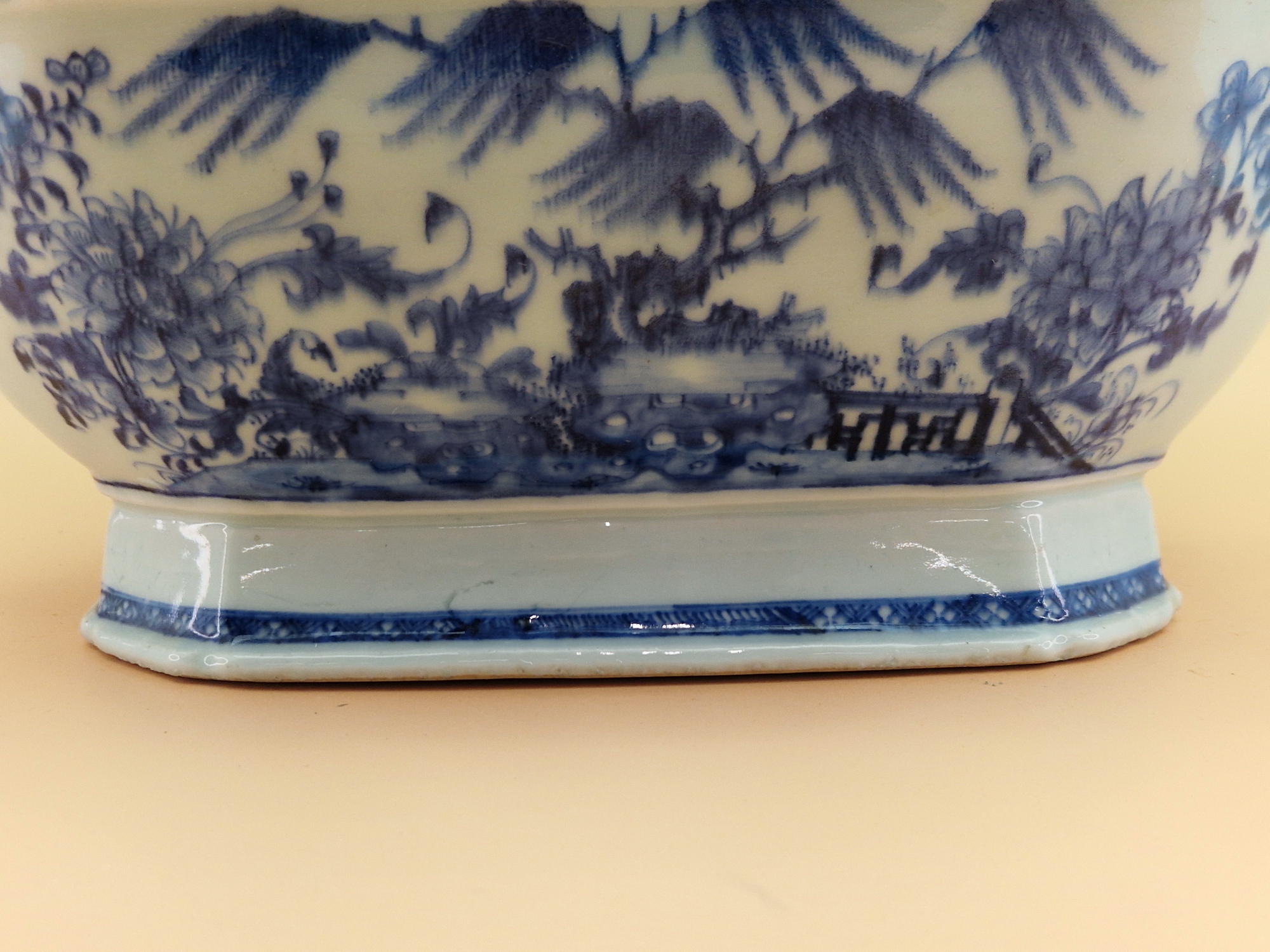 AN 18th C. CHINESE BLUE AND WHITE SOUP TUREEN AND COVER PAINTED ON EACH SIDE OF THE LOTUS SEED POD - Image 2 of 8
