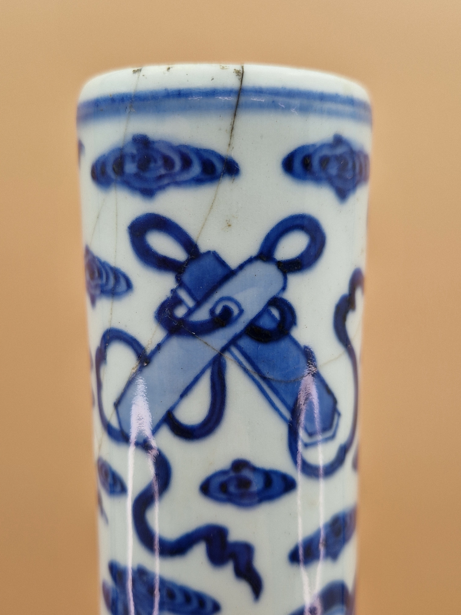 A CHINESE BLUE AND WHITE BOTTLE VASE PAINTED WITH RIBBON TIED PRECIOUS OBJECTS AMONGST CLOUDS. H - Image 9 of 18