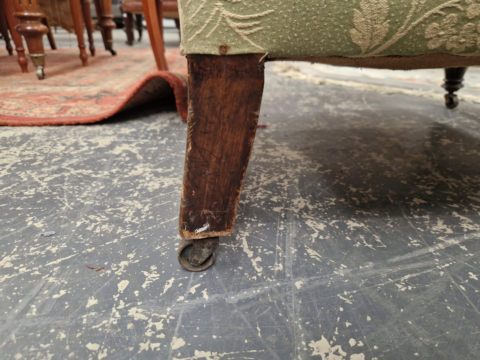 A VICTORIAN MAHOGANY ARMCHAIR, THE TURNED FRONT LEGS ON IRON CASTER FEET - Image 5 of 5