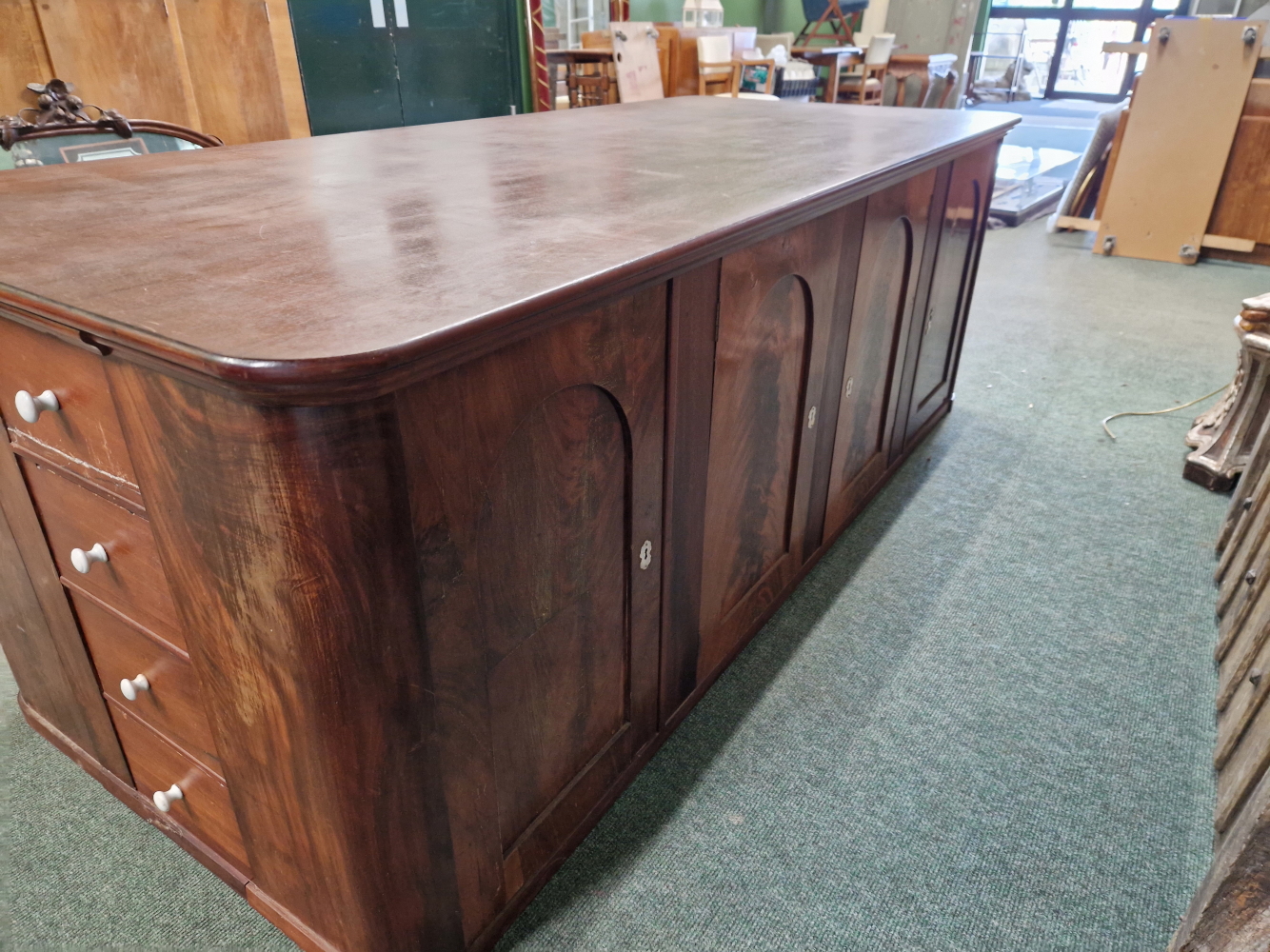 A MAHOGANY SHOP COUNTER FITTED WITH MULTIPLE DRAWERS AND CUPBOARDS EACH WITH WHITE CERAMIC KNOB - Image 5 of 23