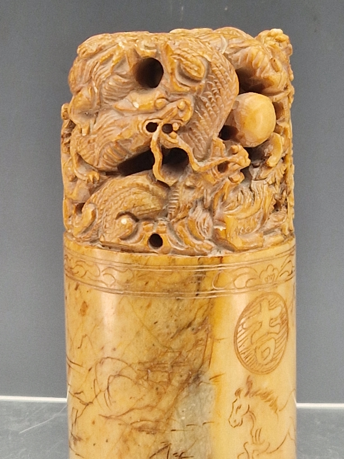 A CHINESE PINK/BROWN SOAPSTONE CYLINDRICAL SEAL PIERCED AND CARVED WITH DRAGONS CHASING A PRECIOUS - Image 3 of 10