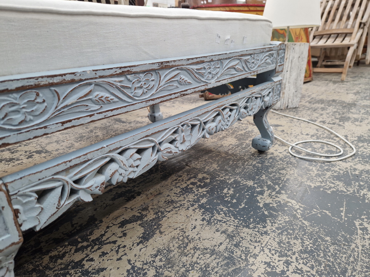 AN ANTIQUE CARVED INDIAN HARDWOOD DAY BED. - Image 4 of 6