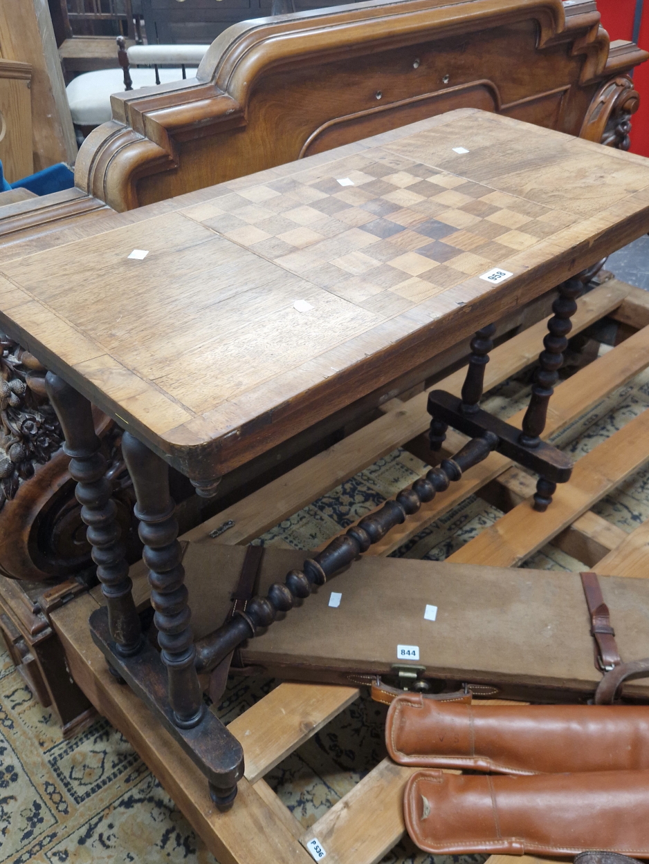 A VICTORIAN MAHOGANY TABLE WITH THE RECTANGULAR TOP INLAID WITH A CENTRAL CHESS BOARD, THE NARROW