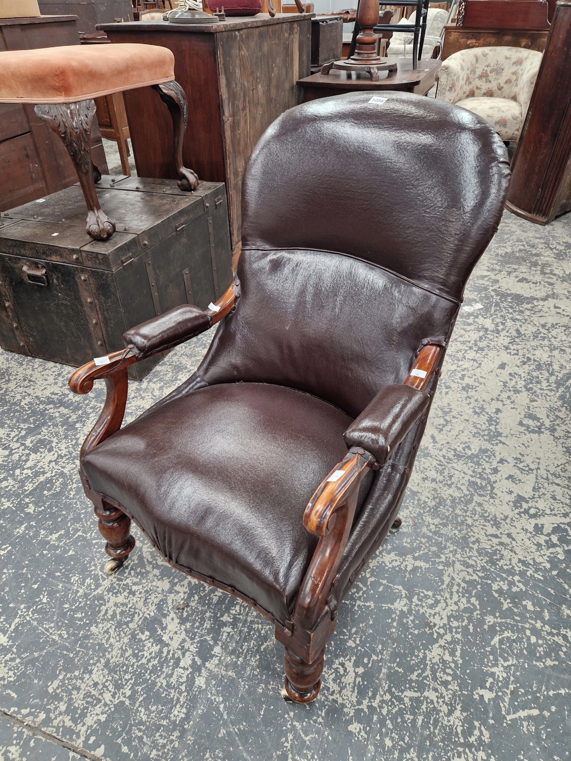 A VICTORIAN MAHOGANY ARMCHAIR UPHOLSTERED IN BROWN, THE BOBBIN TURNED FRONT LEGS ON CASTER FEET - Image 2 of 5