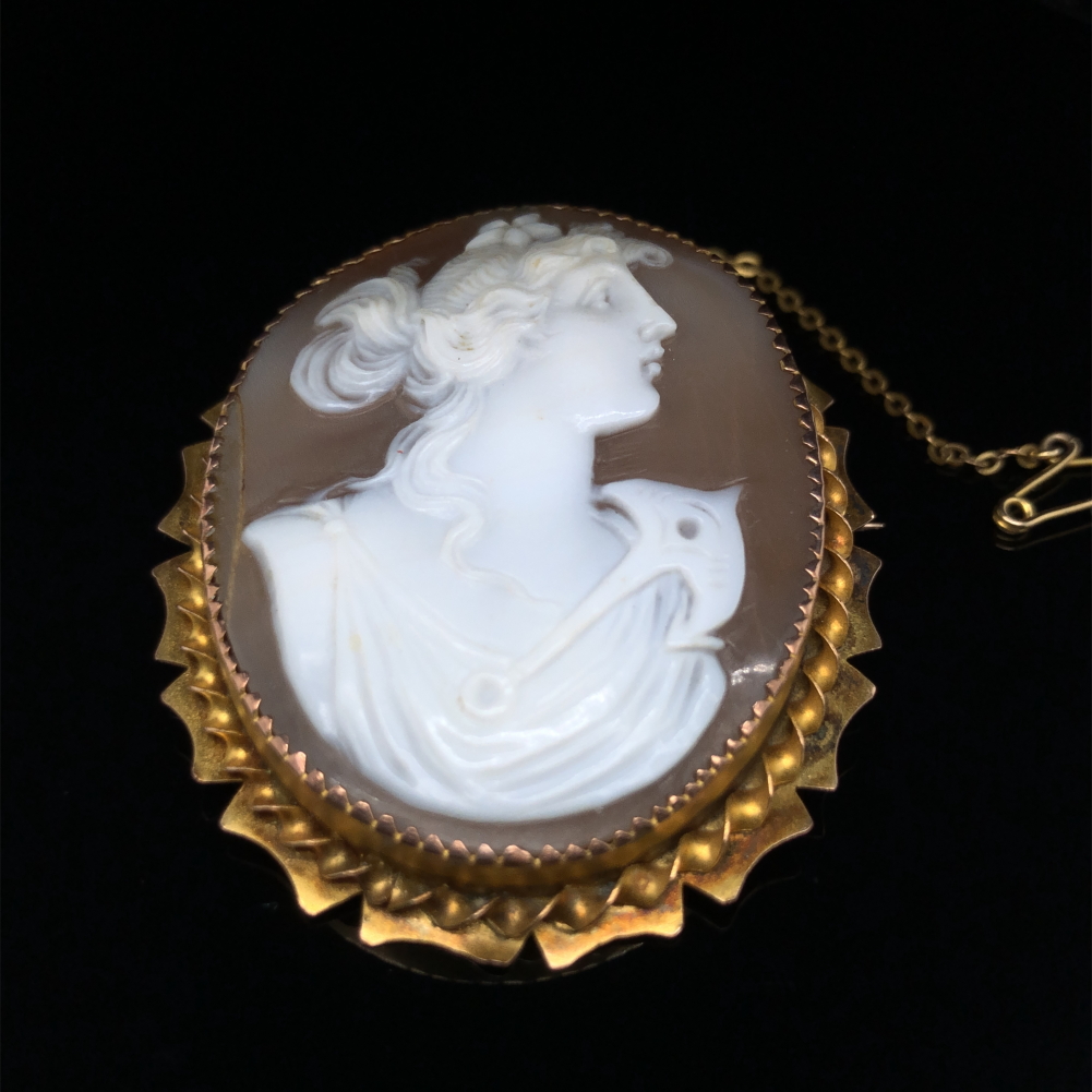 AN ANTIQUE CARVED SHELL CAMEO MOUNTED BROOCH DEPICTING A MAIDEN WITH FLOWING HAIR WITH AN ANCHOR - Image 3 of 4