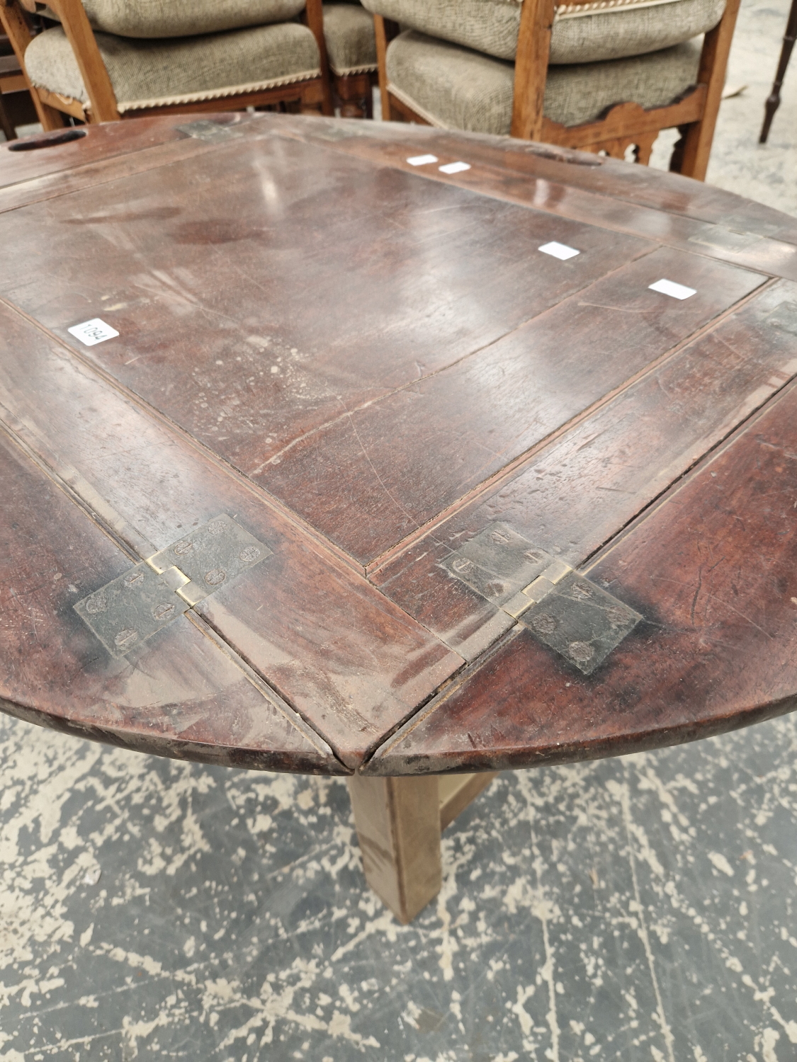 A 19TH CENTURY MAHOGANY BUTLERS TRAY WITH FOLDING SIDES. TOGETHER WITH AN ASSOCIATED STAND. - Image 3 of 6