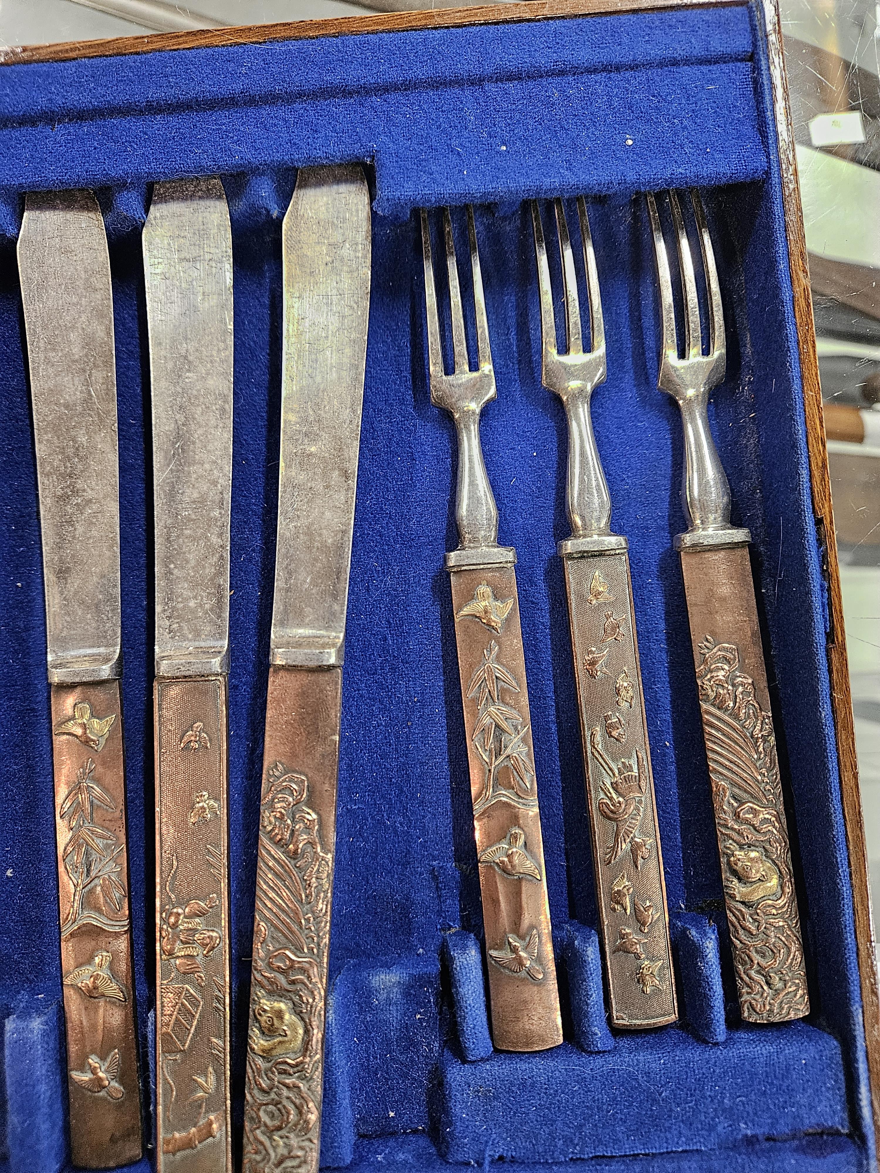 A TRAY OF SIX FRUIT KNIVES AND FORKS, EACH WITH PARCEL GILT COPPER JAPANESE KOZUKA HANDLES - Image 9 of 9