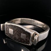 A VINTAGE BRUTALIST PUIG DORIA SIGNED STERLING SILVER AND WOOD INLAID TORQUE BANGLE AND A SQUARE