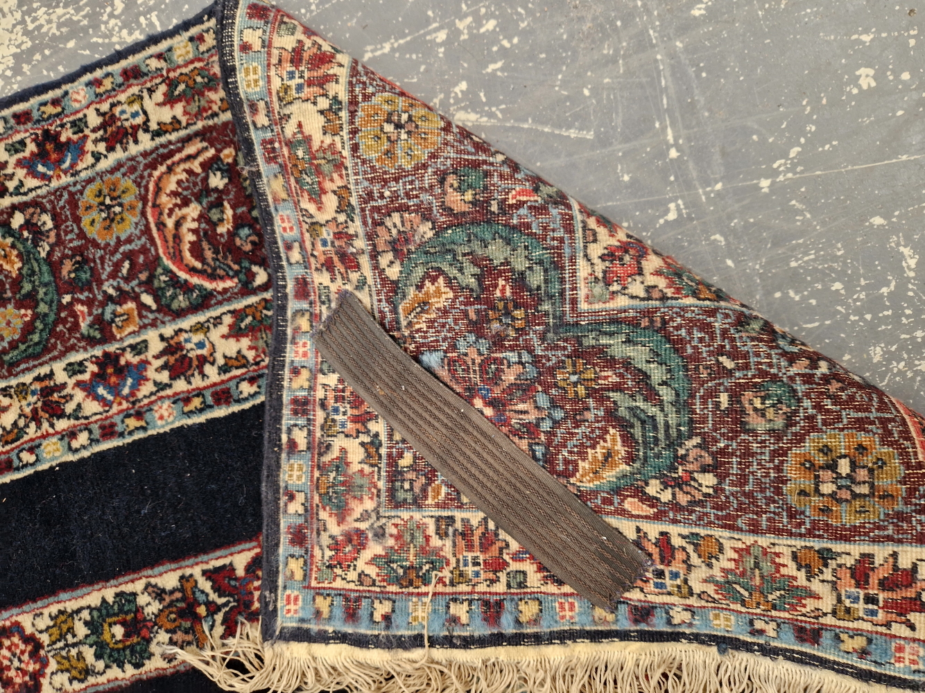 AN ANTIQUE ORIENTAL PRAYER RUG OF PERSIAN DESIGN 204 x 132 cm. - Image 7 of 7